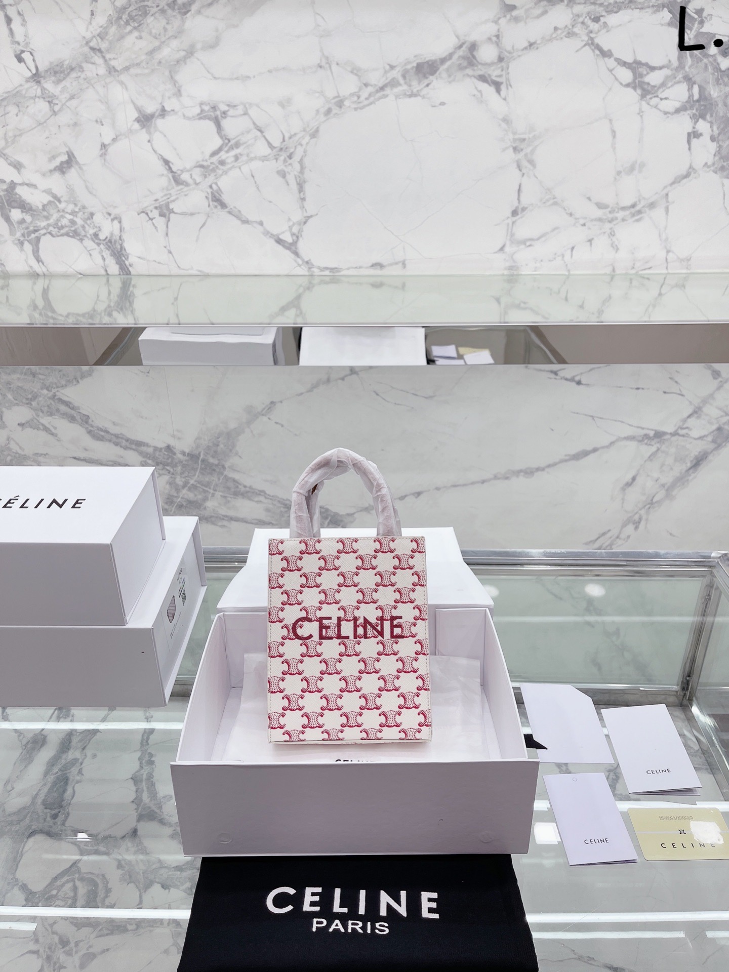 J5 原单  Celine 赛琳 [ 2022七夕限定款CABAS包最近出街率最高的就是这款七夕限定的CABAS包包 Celine 赛琳 的老花款真的香 这款–改往日经典款 颜色是真的好看!特别适合年轻人!设计师太有才了! 怎么做到设计的这么优雅又这么俏皮爱OOTD的点睛之笔 内存对于女孩子来说 装口红、卡包、圖、车钥匙, 塞下完全没问题~真的非常适合我! 每一款都很有女人味~ 充满了浪漫的法式风情 每个女人都可以如此优雅尺寸 18 20cm