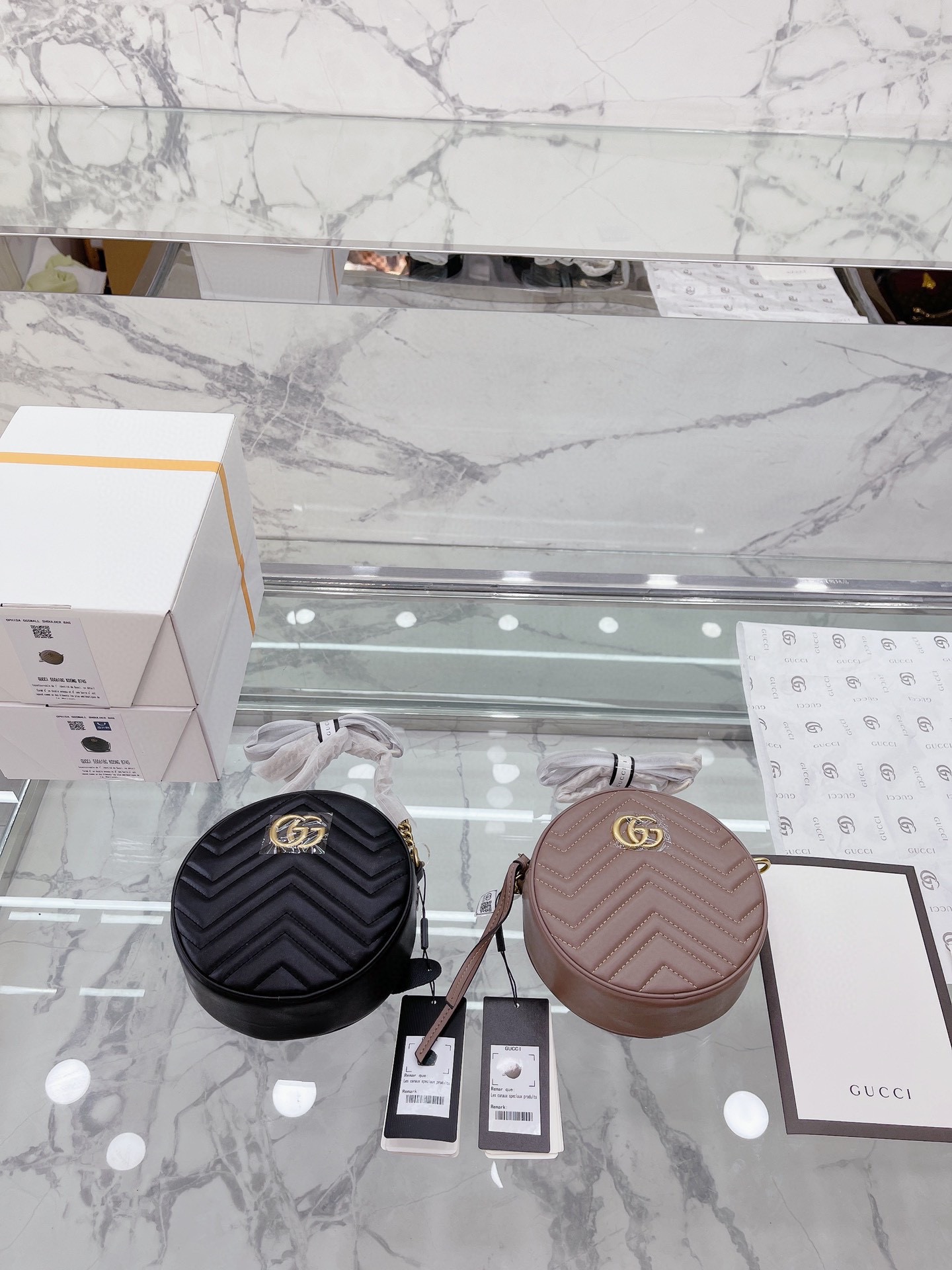 J5 Gucci圆饼包marmont系列小圆包 说实话我很喜欢这款包包，简约复古大气，很欣慰GUCCI经过了两年的大红大紫以后，最终又回归到最本真的设计中来。这样的包包最是经典，不会过时， 古奇  Gucci 圆饼包 尺寸：18cm