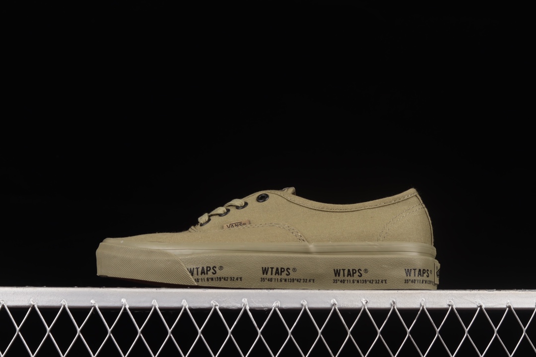 G0 Wtaps x Vault by OG Vans Authentic 限定联名款潮流工装风低帮休闲板鞋 VN000UDDKBA  鞋款采用了代表VANS的OG SK8-HI LX和OG AUTHENTIC LX两款鞋型，其中鞋子中底加入WTAPS标志以及涩谷里原宿的某地坐标点“”11.6″N139°42″32.4″E”的胶条。细节满满
