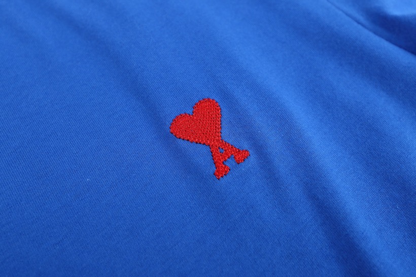 “Ami Alexandre Mattiussi’s Boyfriend Style Women’s Dress with Red Heart Embroidery” - 图片 9