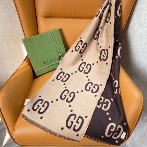 Écharpe Réversible Gucci en Laine et Soie avec Motif GG Iconique, 35 x 190 cm 1 Écharpe Réversible Gucci en Laine et Soie avec Motif GG Iconique, 35 x 190 cm