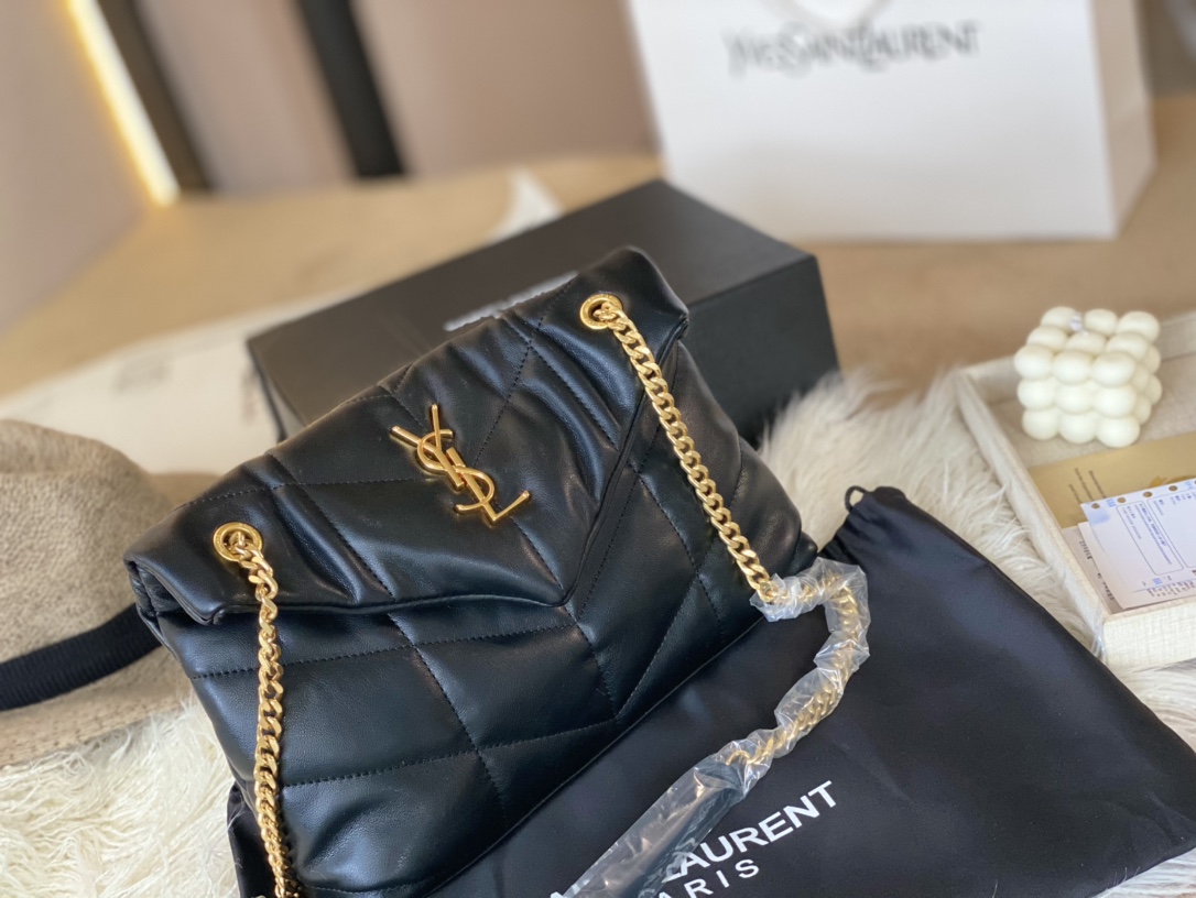 J0 原版SAINT LAURENT. 圣罗兰niki 英国代购Saint Laurent 黑色皮革 绗缝  Saint Laurent 圣罗兰 YSL 女士 单肩包超级大容量,原版皮，手感非常柔软 ，做工非常复杂，内里专柜原版烫金Logo，任何场合任何风格都可以驾驭。尺寸：29*20
