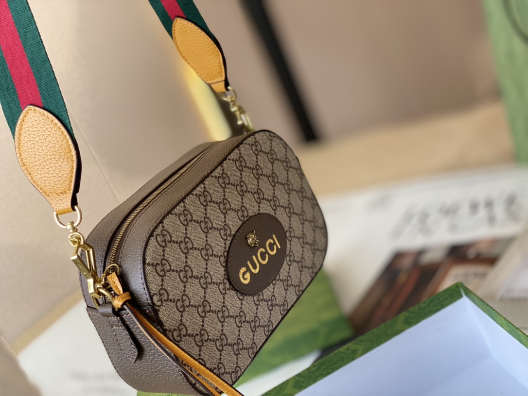 J0 Gucci勾起你的剁手欲时尚达人小白推荐的这款斜挎包包，千万别犹豫够时尚，够百搭，释放双手，轻松出行 GG Su老虎头织带相机包 注意细节 送丝巾 尺寸大号24*15