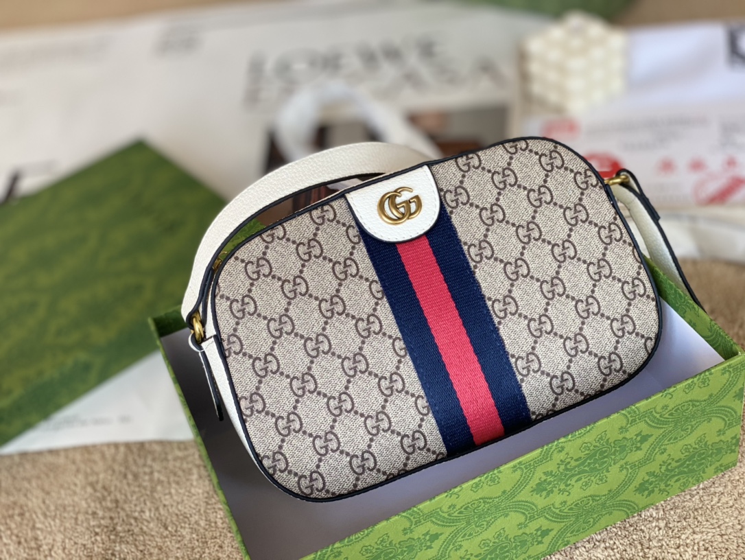 J0 Gucci勾起你的剁手欲时尚达人小白推荐的这款斜挎包包，千万别犹豫够时尚，够百搭，释放双手，轻松出行 GG Su织带相机包 注意细节 送丝巾 尺寸大号24*15