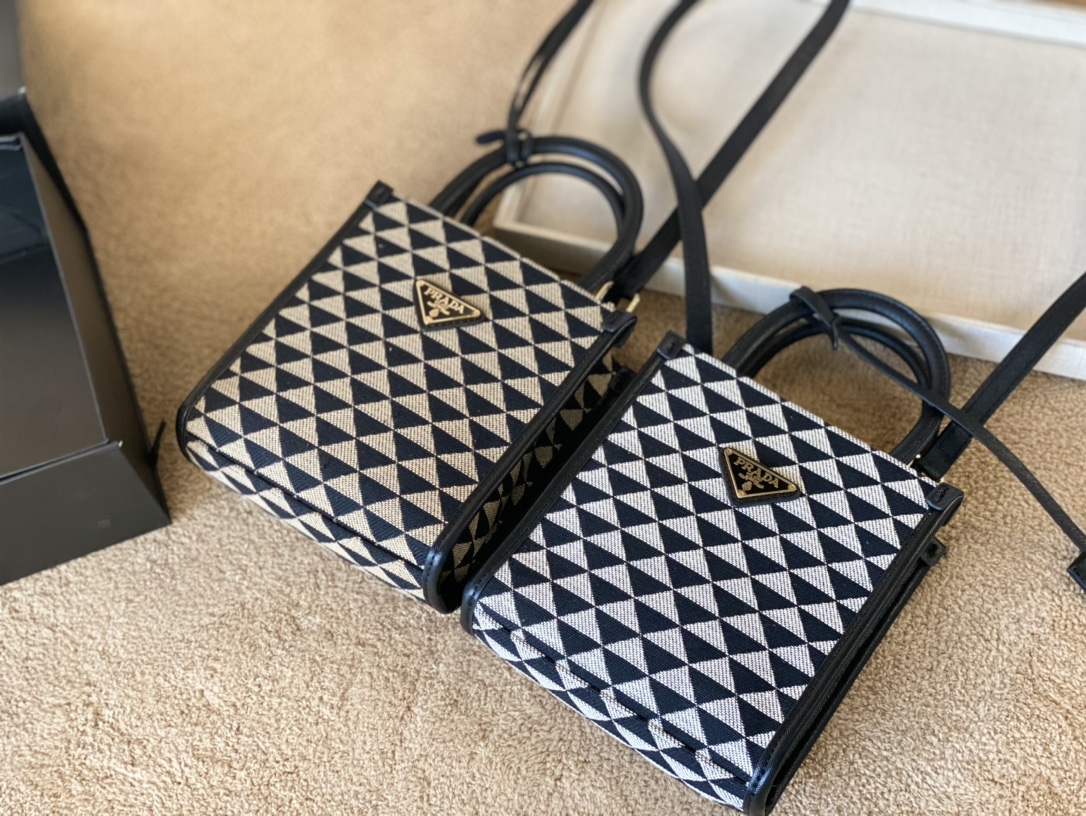 J0  普拉达 Prada  21新品高级帆布包 Logo五金原版一比一品质 内置隔层 炒鸡百搭实用的一款 喜欢的美妞赶快入手吧 店主推荐 质量超赞 尺寸：35 25cm