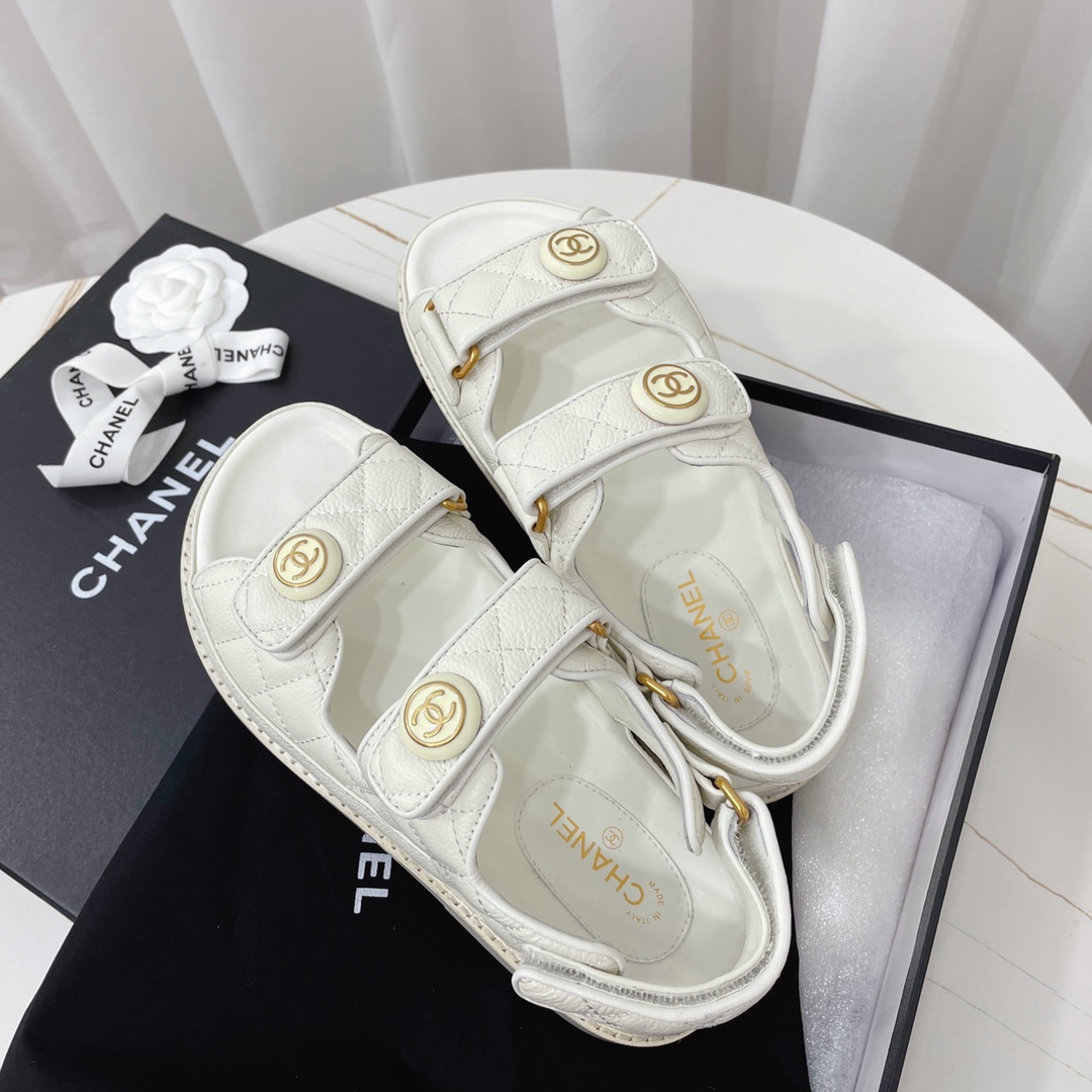 NO:407749,chanel~~ Beach shoes~~Classic sandals, versatile M multiple skirts/pants, Internet celebrities wear socks with different colors, and they are super fashionable. The seemingly simple sandals have been debugged and modified for many months. The midsole craftsmanship of the shoe is all genuine... The real thing is more textured and atmospheric than the picture...Mixed cloth surface...Paint leather surface...Electric embroidered cowhide...Real leather thick sole...ZP molded midsole footrest...Original metal buckle/diamond buckle 35-40 positive size matching packaging, sandals, chanel, sandals, skirts, cowhide, socks19860909chanel~~沙滩鞋~~经典凉鞋,百搭M多裙子/裤子,网红搭配不同颜色袜子穿也超级洋气 看似简单的凉鞋却历经多月M次调试改模,鞋型中底工艺都是正品级别……实物比图片更有质感大气…… 混合布面…漆皮面…电绣牛皮面…真皮厚底…ZP开模中底垫脚…原版金属扣/钻扣 35—40正码配套包装,凉鞋,chanel,sandals,skirts,cowhide,socks,Women's Shoes