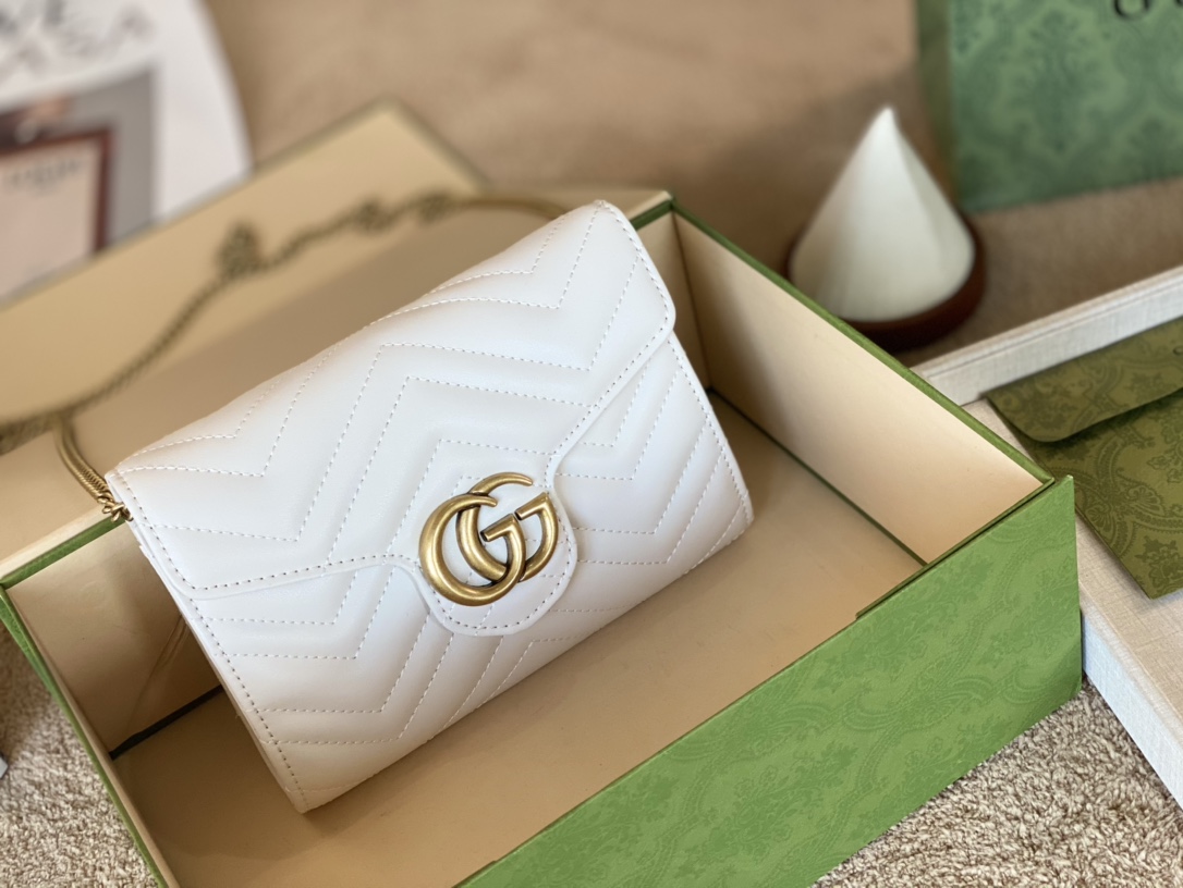 J5 Gucci 古奇 Gucci  GG Marmont系列迷你链条包采用颇具结构化的柔软造型，翻盖扣配以GG金属配件。金属配件从70年代经典设计中汲取灵感，采用绗缝人形花纹牛皮制做20*15