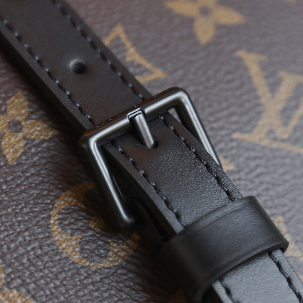 M80793 LV CHRISTOPHER WEARABLE WALLET 相机包