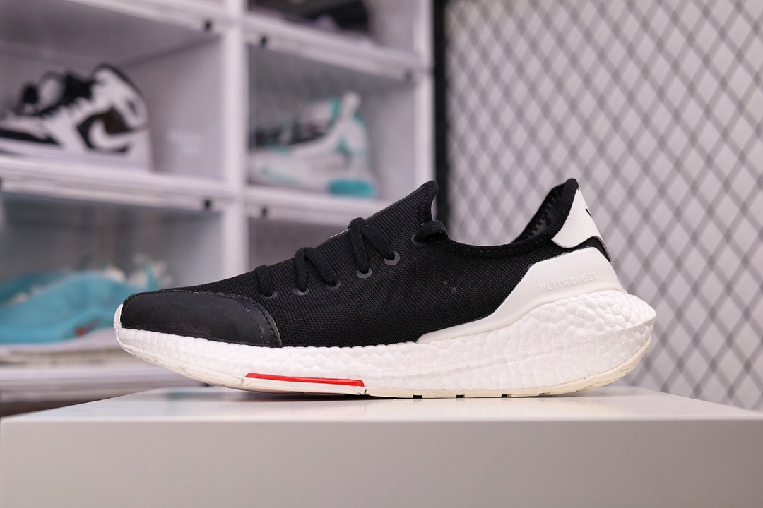 G5 Adidas Y3 Ultra Boost山本耀司缓震休闲运动跑鞋强势首发出货 筹备了接近2个月 就为了完美呈现 专柜 代购同步火热爆款 真爆米花加厚轻质鞋底 韩国进口客供弹力网布 细腻丝滑 弹力超好 韧性就好不变形不易起球 真皮加软胶皮装饰鞋头 现代感十足 经典的黑白撞色 标准的前卫美学与运动科技的强势融合 巴斯夫真爆大底搭配科技轻质橡胶底层 完美诠释运动美 一脚蹬设计风格 系带调控尺度 后跟真皮Y-3压纹logo细节 ULTRABOOST软质橡胶包裹后跟 标准运动版型 材质做工看细节 高版顶级品质 对比