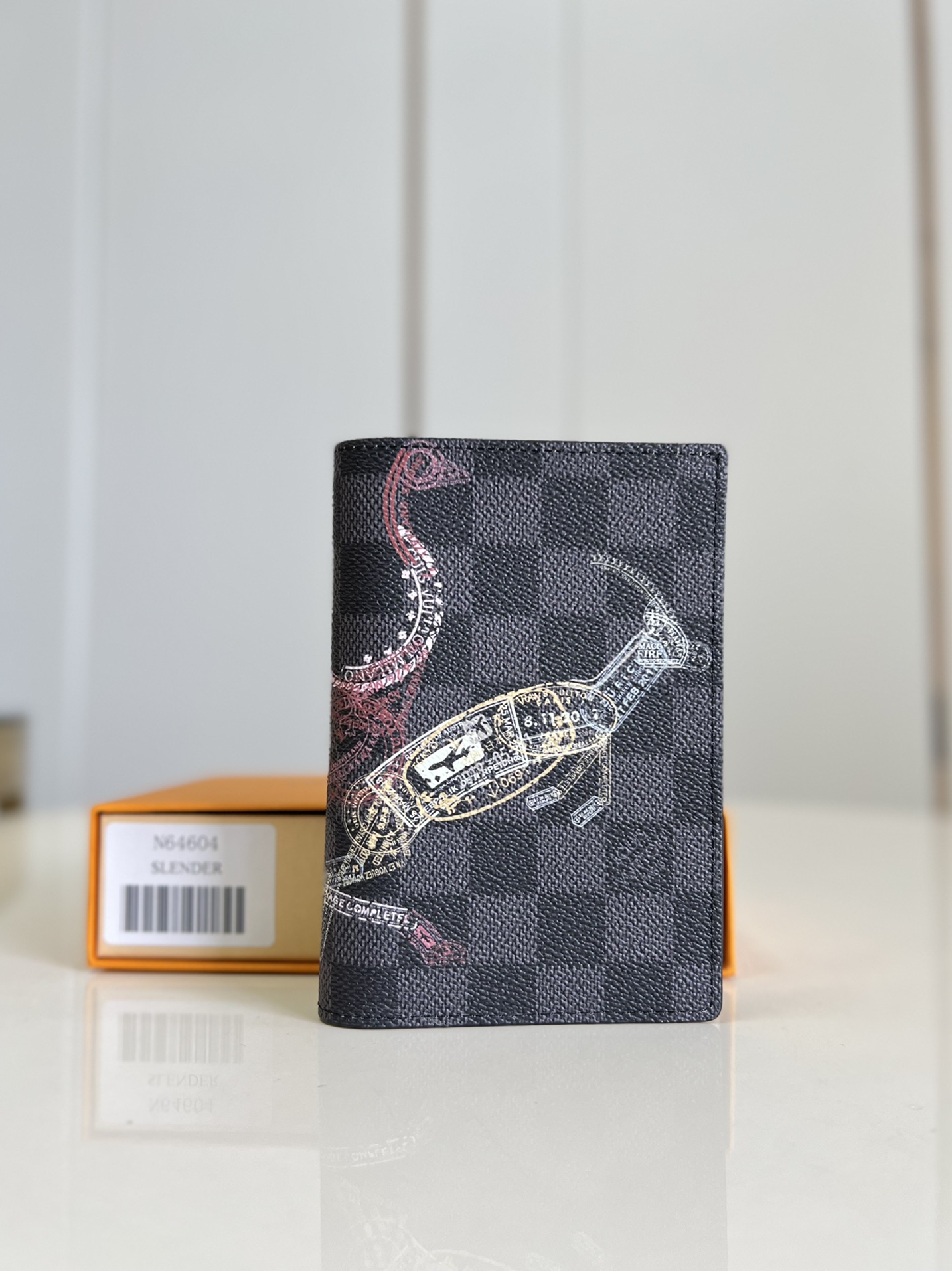 NO:398400,[Exclusive real photo N64604] Men's new passport clip!  Excellent companion for fashionable travel. Luxurious grained calf leather lining, multi-component structure inside, classic travel accessories. A giraffe image purchased with gorgeous handbags, turns this elegant passport cover into a cute avatar. 10.0 x 14.0 x 2.5 cm (Length x Height x Width) v.,LV [Original Leather],louis vuitton,cowhide19860909【独家实拍N64604】男士新款护照夹！时尚出行的绝佳伴侣.质感奢华的粒纹小牛皮内衬,内部多隔层构造,风格经典的旅行配饰.挎着华丽的手袋大肆采购的长颈鹿形象,将此款优雅的护照套变为可爱的化身.10.0 x 14.0 x 2.5 cm (长 x 高 x 宽) v.,LV【原厂皮】,louis vuitton,cowhide,Bag