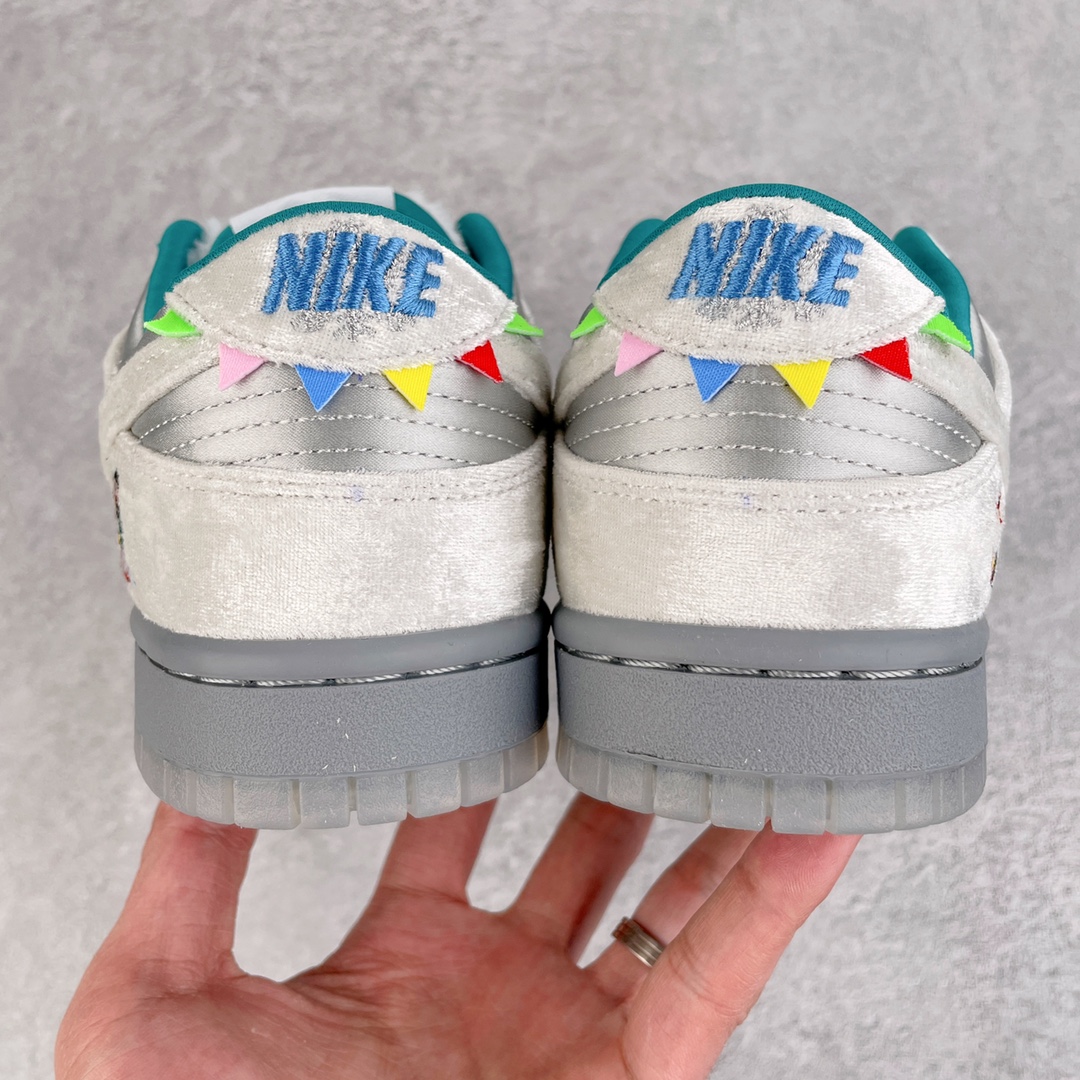 图片[5]-零售💰200 ＃G版 NK Dunk Low \”Ice\” 冰雪节 DO2326-001 毫无疑问市场中端王者 口碑大厂出品 品控大底版型不断改良更新 全套原纸板楦头开发 确保原汁原味 完美呈现DUNK版型 一比一鞋头弧度高度鞋身弧度 此版本只针对中端市场 皮料材质有所更替 其他数据细节工艺流程均保持一致 绝不口嗨 细节品控鞋型随意对比 独家私模官方第六代原厂航空铝磨具打磨大底 鞋头坡度极致还原 无解鞋型 原盒原配 圈内天花板工艺 原厂玻璃冲刀 超高清洁度 全鞋零毛边皮料切割 原厂中底布点胶 中底布拉帮走线遵循公司 SIZE：35.5 36 36.5 37.5 38 38.5 39 40 40.5 41 42 42.5 43 44 44.5 45 46 47.5 编码：by2936000-运动鞋