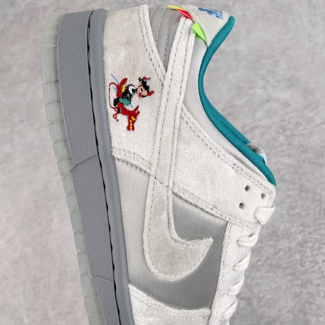 图片[9]-零售💰200 ＃G版 NK Dunk Low \”Ice\” 冰雪节 DO2326-001 毫无疑问市场中端王者 口碑大厂出品 品控大底版型不断改良更新 全套原纸板楦头开发 确保原汁原味 完美呈现DUNK版型 一比一鞋头弧度高度鞋身弧度 此版本只针对中端市场 皮料材质有所更替 其他数据细节工艺流程均保持一致 绝不口嗨 细节品控鞋型随意对比 独家私模官方第六代原厂航空铝磨具打磨大底 鞋头坡度极致还原 无解鞋型 原盒原配 圈内天花板工艺 原厂玻璃冲刀 超高清洁度 全鞋零毛边皮料切割 原厂中底布点胶 中底布拉帮走线遵循公司 SIZE：35.5 36 36.5 37.5 38 38.5 39 40 40.5 41 42 42.5 43 44 44.5 45 46 47.5 编码：by2936000-运动鞋