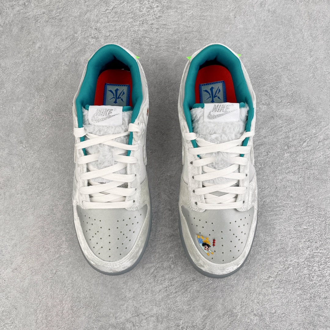 图片[2]-零售💰200 ＃G版 NK Dunk Low \”Ice\” 冰雪节 DO2326-001 毫无疑问市场中端王者 口碑大厂出品 品控大底版型不断改良更新 全套原纸板楦头开发 确保原汁原味 完美呈现DUNK版型 一比一鞋头弧度高度鞋身弧度 此版本只针对中端市场 皮料材质有所更替 其他数据细节工艺流程均保持一致 绝不口嗨 细节品控鞋型随意对比 独家私模官方第六代原厂航空铝磨具打磨大底 鞋头坡度极致还原 无解鞋型 原盒原配 圈内天花板工艺 原厂玻璃冲刀 超高清洁度 全鞋零毛边皮料切割 原厂中底布点胶 中底布拉帮走线遵循公司 SIZE：35.5 36 36.5 37.5 38 38.5 39 40 40.5 41 42 42.5 43 44 44.5 45 46 47.5 编码：by2936000-运动鞋