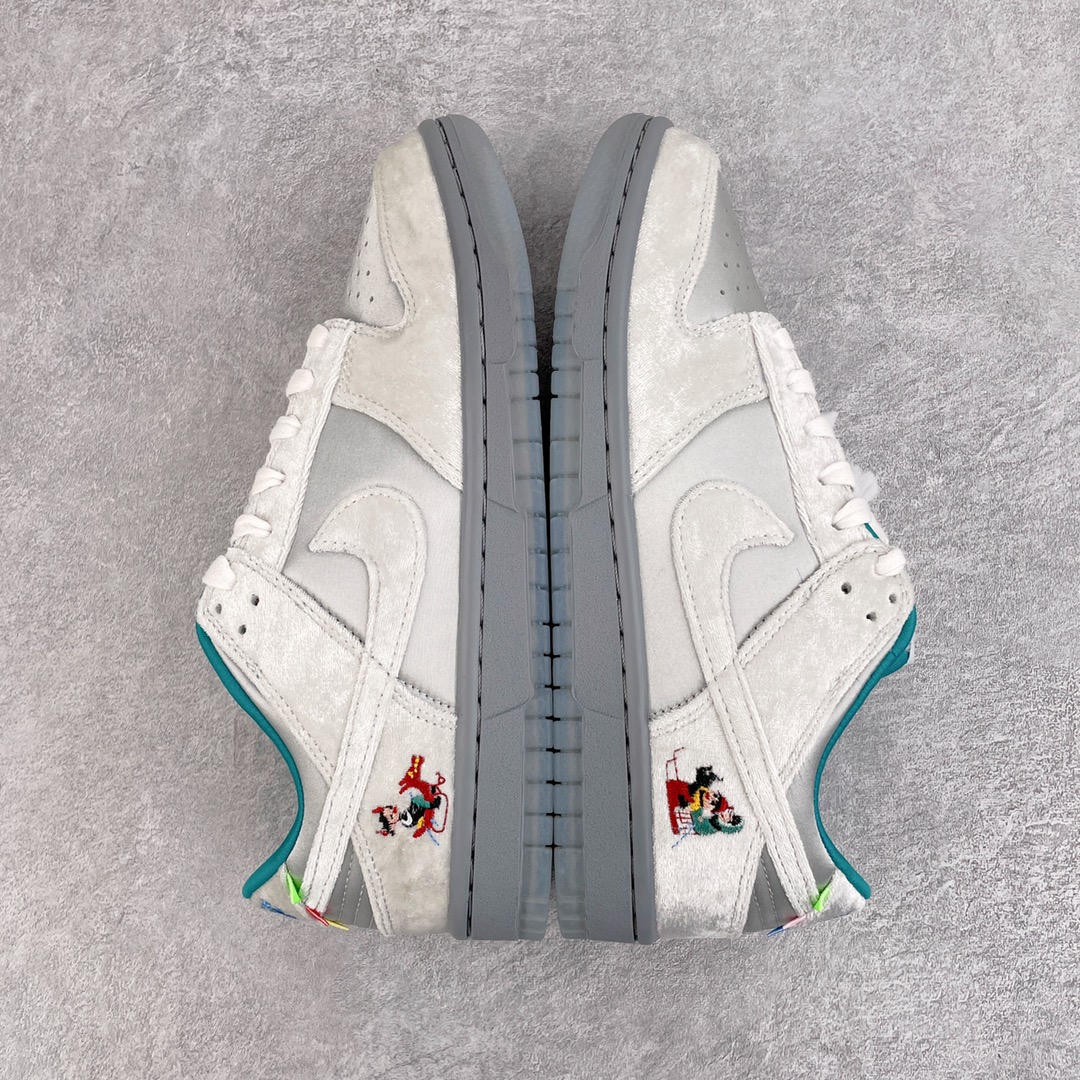 图片[4]-零售💰200 ＃G版 NK Dunk Low \”Ice\” 冰雪节 DO2326-001 毫无疑问市场中端王者 口碑大厂出品 品控大底版型不断改良更新 全套原纸板楦头开发 确保原汁原味 完美呈现DUNK版型 一比一鞋头弧度高度鞋身弧度 此版本只针对中端市场 皮料材质有所更替 其他数据细节工艺流程均保持一致 绝不口嗨 细节品控鞋型随意对比 独家私模官方第六代原厂航空铝磨具打磨大底 鞋头坡度极致还原 无解鞋型 原盒原配 圈内天花板工艺 原厂玻璃冲刀 超高清洁度 全鞋零毛边皮料切割 原厂中底布点胶 中底布拉帮走线遵循公司 SIZE：35.5 36 36.5 37.5 38 38.5 39 40 40.5 41 42 42.5 43 44 44.5 45 46 47.5 编码：by2936000-运动鞋