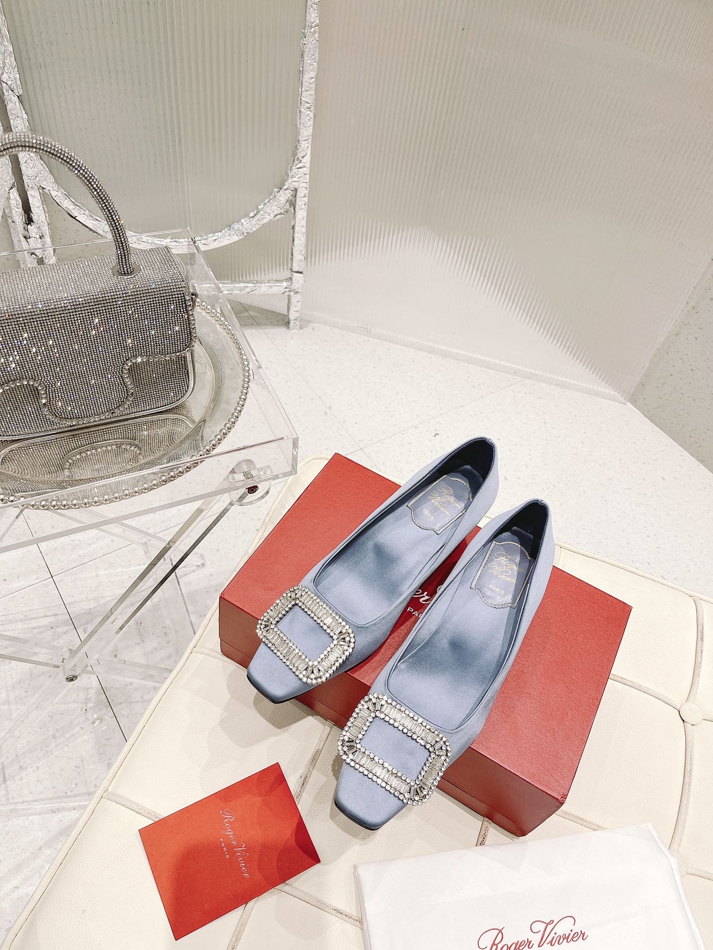 NO:679515,*RV is a fashion benchmark in the shoe industry. The classic square buckle is the brand’s symbol. It’s hard not to like it. It matches most of the clothes in your wardrobe for work and for dates. It’s simple yet tasteful. Let’s call out the classic square buckle shoes again!  You can really buy this series with your eyes closed. Just pick the colors according to your preference. They are very versatile. The styles will not go out of style after being worn for several years. Moreover, the upper body of various clothes is easy to control and not picky. It can hold up the scene for daily life or important occasions. It can be delicate or cool, and the upper body is full of temperament~ Original genuine leather outsole. Material: original custom silk. Imported sheepskin lining. Hardware, original 11 customized Swarovski diamond buckles.  Size 34-41, size 34/40/41 customized, heel height 4.5, straight heel, shoe box with original full set of packaging, single shoes Mary Jane, mary jane, sheepskin, real silk, Leather soles19860909*RV作为鞋界时尚标杆 经典方扣是品牌的标志 很难让人不喜欢 搭配你衣橱里大部分衣服上班 约会都简洁不失品味 又来给经典款方扣单鞋打call咯！ 这个系列真的可以闭眼入哦, 颜色按喜好去pick就好,都很百搭 版型随便穿几年都不会过时, 并且各种衣服上身都好驾驭且不挑, 日常或者是重要场合也都撑得住场面的, 可精致可酷飒,上身气质感满满~ 鞋底原版真皮大底 材质:原版定制真丝 内里进口羊皮内里 五金原版11定制施华洛钻扣 码数34-41码34/40/41定制 跟高4.5直跟 鞋盒配原版全套包装,单鞋玛丽珍,mary jane,sheepskin,real silk,Leather soles,Women's Shoes