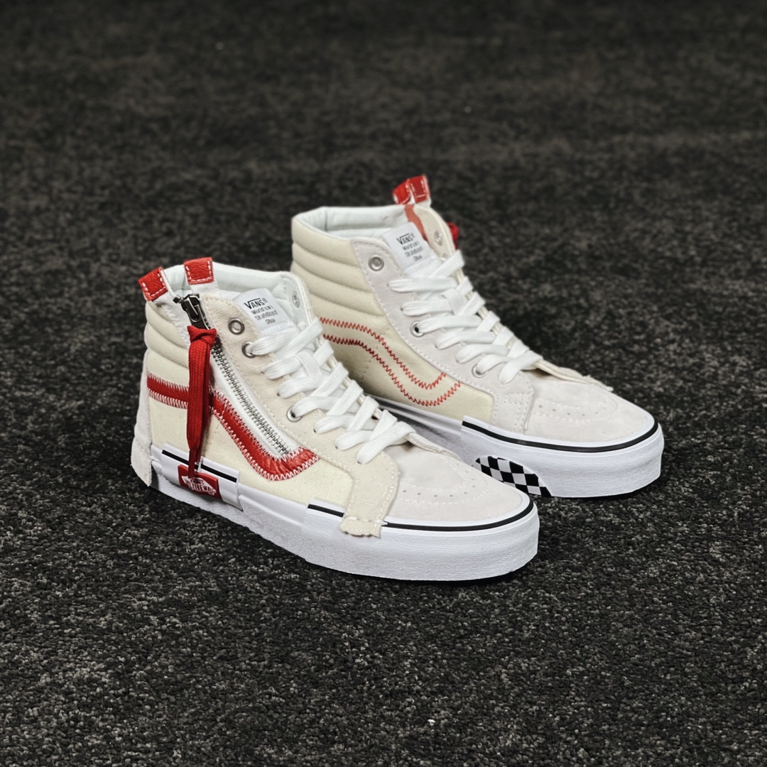 H0 海外代购官网代购Vans SK8-Hi 白红车缝线解构拼接解构复古鞋款俨然成为 Vans Classics 经典高帮支线的又一双新鞋型，秋季刚至 Vans 就为其注入全新血液、发布全新配色。这双新鞋以白红车缝线加入万斯经典高帮和麂皮构建鞋身，而在细节处点缀上红色车缝线侧面，加入万斯经典Sidestripe 格外显眼。打破传统结构布局，调整了各处结构的位置布局：鞋身外侧 Sidestripe 以少见的锯齿形车线缝制。