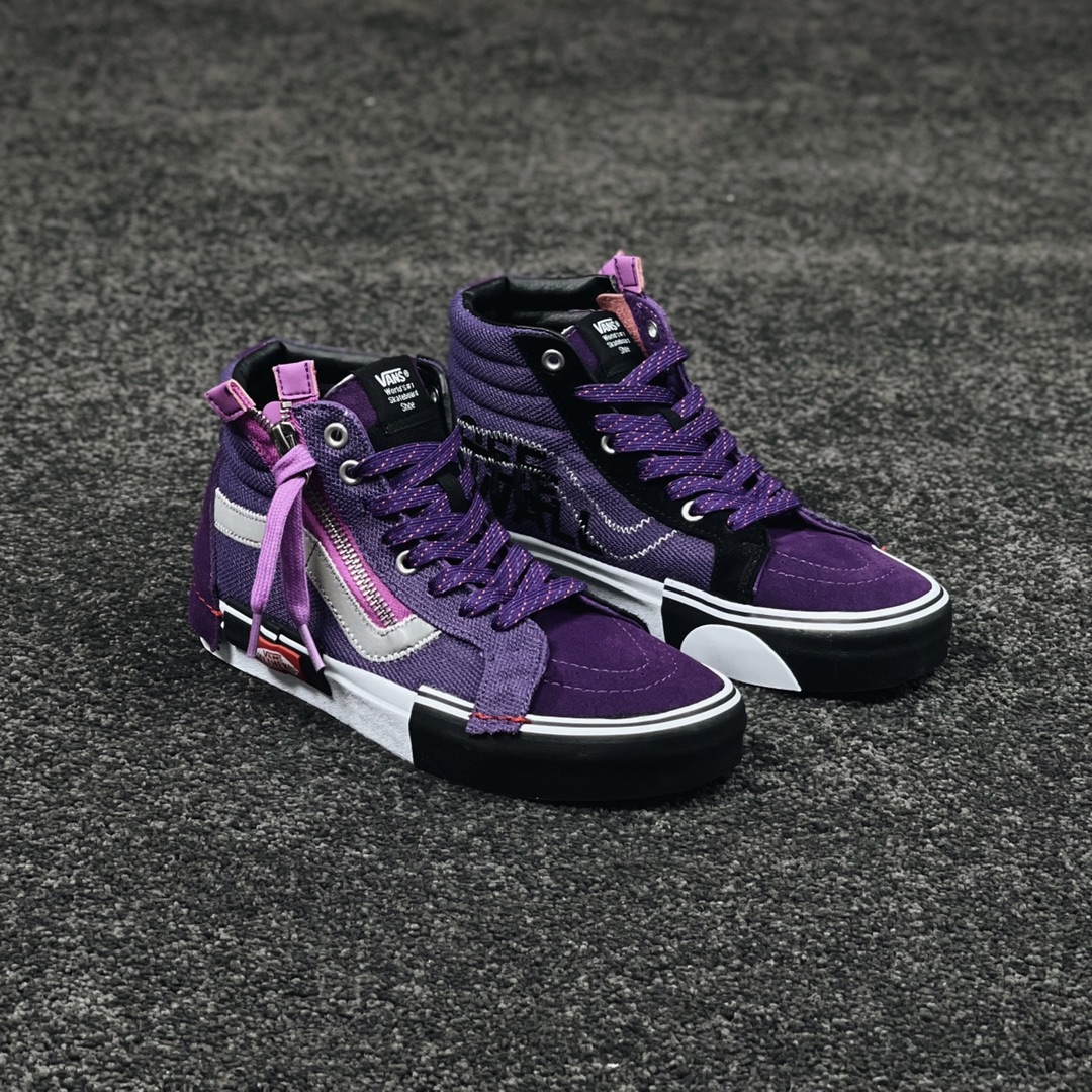 H0 海外代购版本Vans Sk8-Hi Reissue CAP 解构高帮紫色这双解构鞋款俨然成为 Vans Classics 经典支线的又一双新鞋型，秋季刚至 Vans 就为其注入全新血液、发布全新配色。全鞋覆盖麂皮和帆布，以神秘大气的紫色为基调，点缀上黑色、白色作为细节。鞋款打破传统结构布局，调整了各处结构的位置布局：鞋身外侧用到纯色帆布覆盖，Sidestripe 用到反光 3M 材质，以少见的锯齿形车线缝制，鞋内侧用印刷、胶印、刺绣三种不同手法制作 “OFF THE WALL” 文字，侧边条仅用线条简单勾勒。随机设置了几个银色的金属鞋带孔眼，外侧的鞋带眼片更与后跟处的麂皮一般，延伸至大底包边处