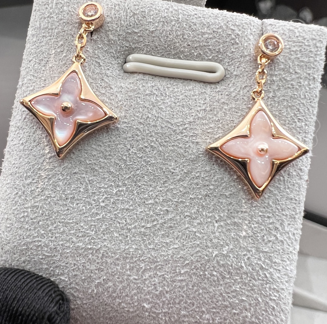 Louis Vuitton Designer
 Jewelry Earring Buy First Copy Replica
 Light Pink Set With Diamonds Chains