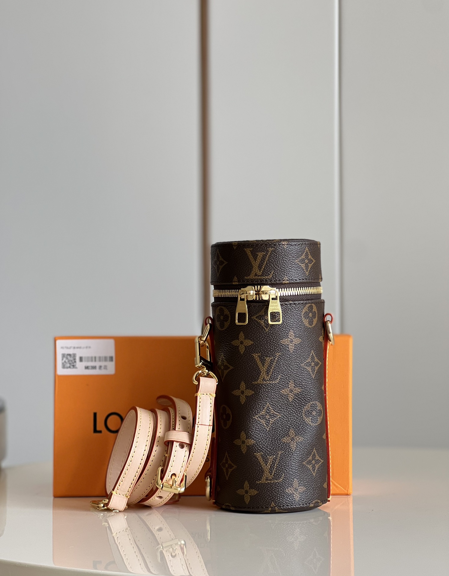 NO:398314,【Exclusive real photo M】Presential bottle set This bottle set is made of elegant Monogram Eclipse canvas to create a striking style, and can store small bottles of wine, pure water or soda when you go out for picnics, outdoor gatherings or exercise. Use adjustable shoulder straps, suitable for crossbody, one shoulder or both shoulders. Size 9.0 x 21.5 x 9.0 cm (Length x Height x Width)z.,LV【Original Leather】,louis vuitton19860909【独家实拍M】老花 瓶套 本款瓶套以优雅的 Monogram Eclipse 帆布构筑醒目格调,可在外出野餐、户外小聚或运动健身之时稳妥存放小瓶葡萄酒、纯净水或苏打水.巧用可调节肩带,斜挎、单肩或双肩背皆宜.尺寸9.0 x 21.5 x 9.0 cm（长 x 高 x 宽)z.,LV【原厂皮】,louis vuitton,Bag