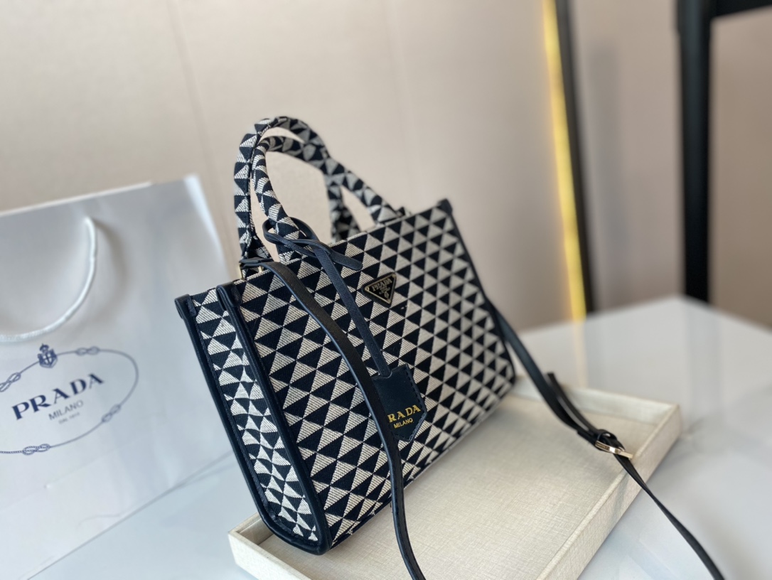 J5 购物袋 这个系列将是手袋的曲线型设计十分醒目，当手包很优雅，时尚百搭也很轻便哦尺寸28 22 小号