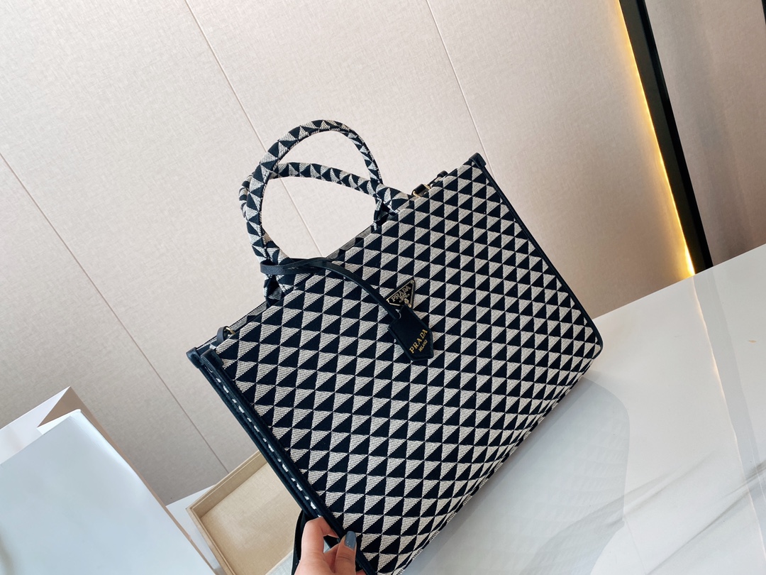 J5 购物袋 这个系列将是手袋的曲线型设计十分醒目，当手包很优雅，时尚百搭也很轻便哦尺寸 39 31大号