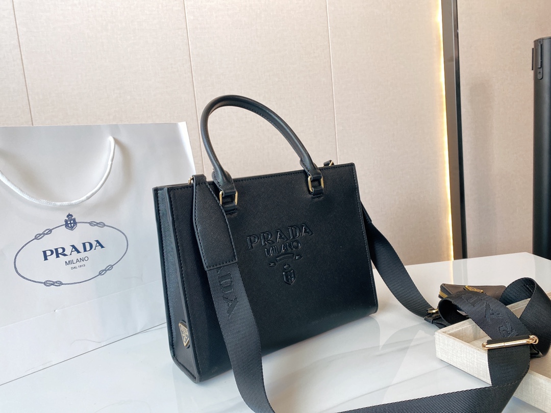 J5 小号^^红翻天的一款 专柜一只难求 我家原单复刻版 -今年真的太流行超级喜欢它简单有质感的设计，原版内里 上身性感而帅气，很能装而且方便啊 无敌时髦洋气～哈哈真香小号28 22