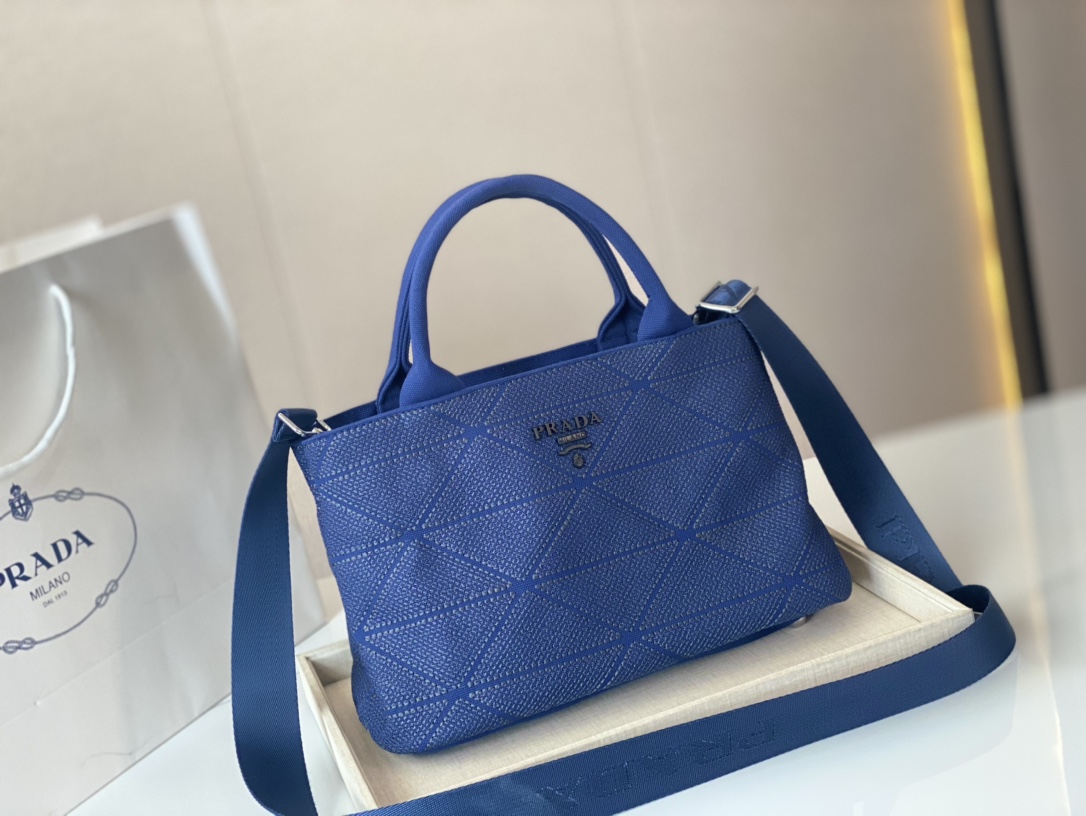 J5 ^^红翻天的一款 专柜一只难求 我家原单复刻版 -今年真的太流行超级喜欢它简单有质感的设计，原版内里 上身性感而帅气，很能装而且方便啊 无敌时髦洋气～哈哈真香30*18