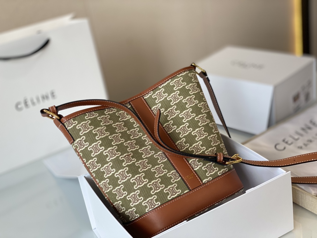 J5  Celine 赛琳  | 2022ss ; 2022年刚上线的春夏配色真的一-绝 抹茶绿老花帆布比去年的牛仔蓝更胜一筹多了一些清冷 北极蓝和烟灰色的全皮凯旋门teen号是限量色很难得的糖果色并不会太过鲜艳张扬能很好的与其他颜色融 刚上没几天就已经又涨价了这种经典款还是早买早享受可以永远相信 Celine 赛琳 的美貌 19*22