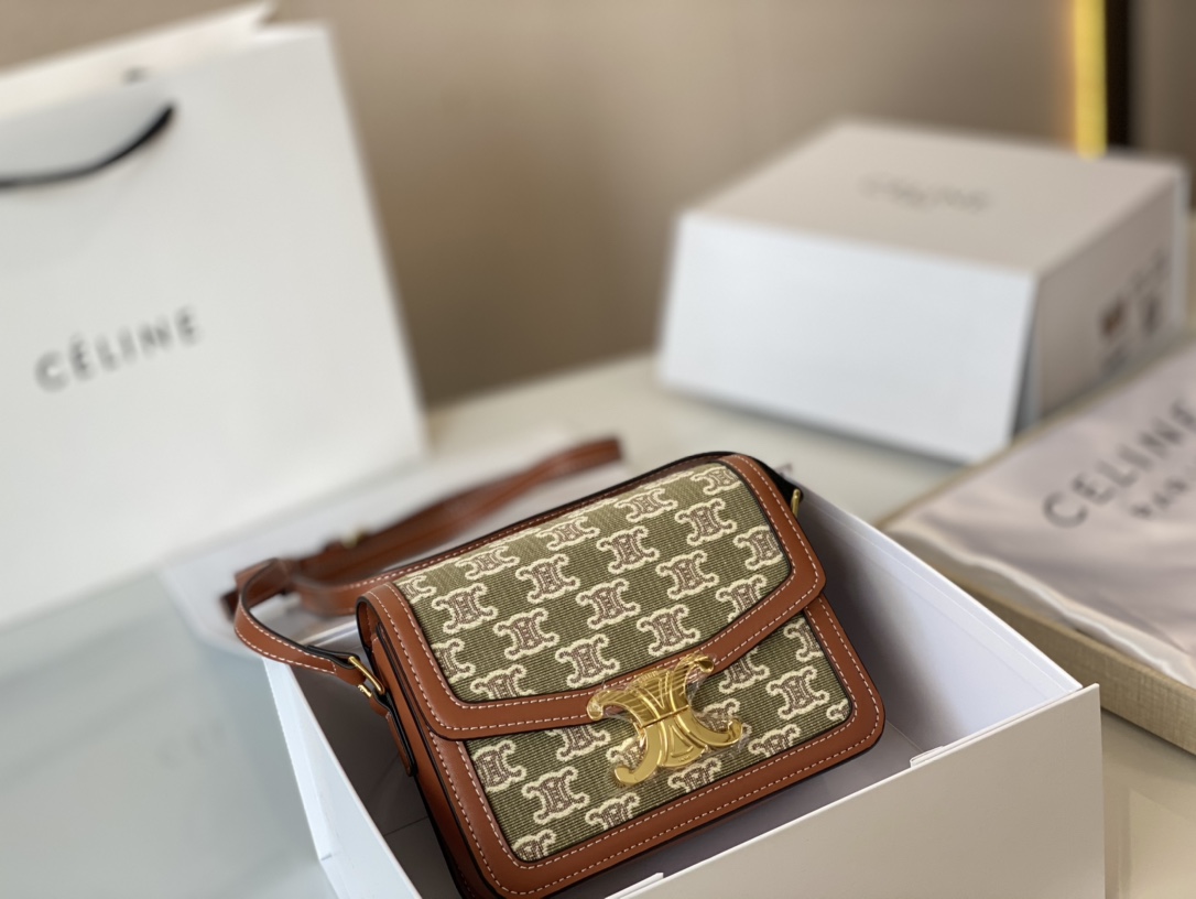 K0  Celine 赛琳  | 2022ss ; 2022年刚上线的春夏配色真的一-绝 抹茶绿老花帆布比去年的牛仔蓝更胜一筹多了一些清冷 北极蓝和烟灰色的全皮凯旋门teen号是限量色很难得的糖果色并不会太过鲜艳张扬能很好的与其他颜色融 刚上没几天就已经又涨价了这种经典款还是早买早享受可以永远相信 Celine 赛琳 的美貌 18*15