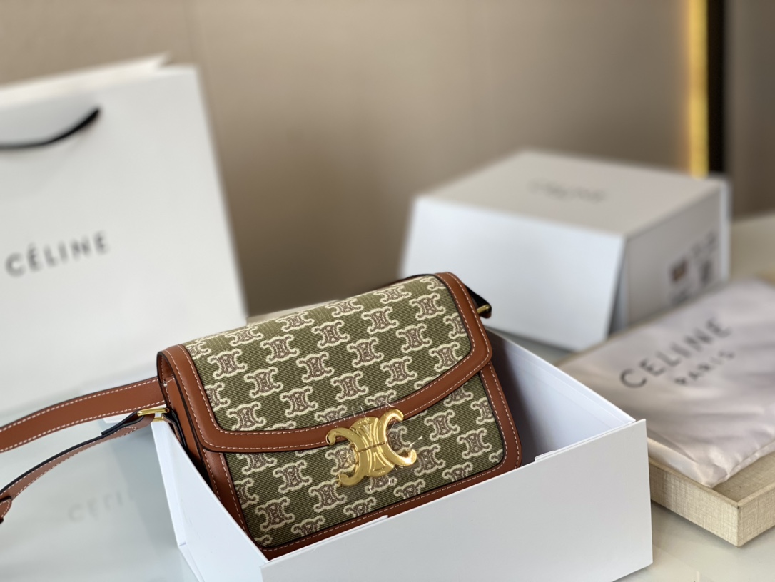 K0 | 2022ss ; 2022年刚上线的春夏配色真的一-绝 抹茶绿老花帆布比去年的牛仔蓝更胜一筹多了一些清冷 北极蓝和烟灰色的全皮凯旋门teen号是限量色很难得的糖果色并不会太过鲜艳张扬能很好的与其他颜色融 刚上没几天就已经又涨价了这种经典款还是早买早享受可以永远相信 Celine 赛琳 的美貌 22*16