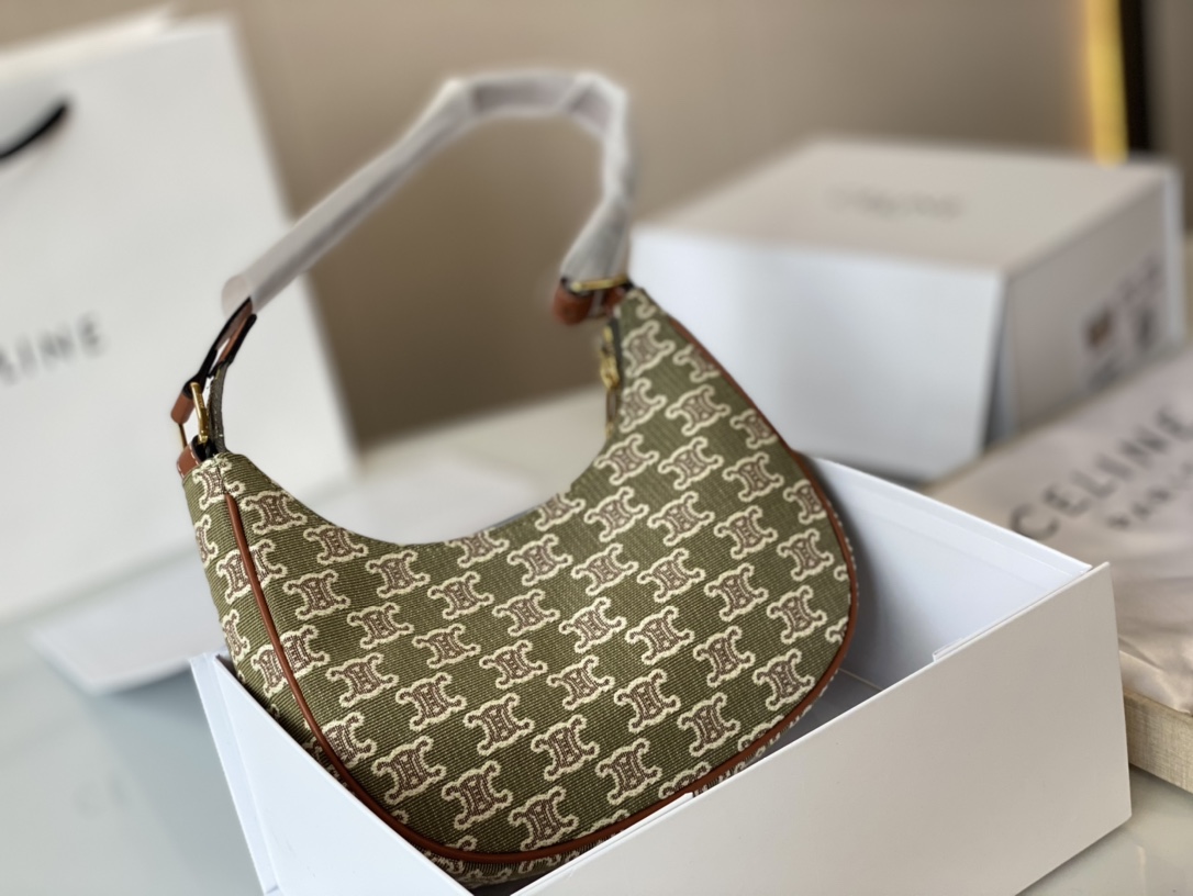 J5  Celine 赛琳  | 2022ss ; 2022年刚上线的春夏配色真的一-绝 抹茶绿老花帆布比去年的牛仔蓝更胜一筹多了一些清冷 北极蓝和烟灰色的全皮凯旋门teen号是限量色很难得的糖果色并不会太过鲜艳张扬能很好的与其他颜色融 刚上没几天就已经又涨价了这种经典款还是早买早享受可以永远相信 Celine 赛琳 的美貌24*19