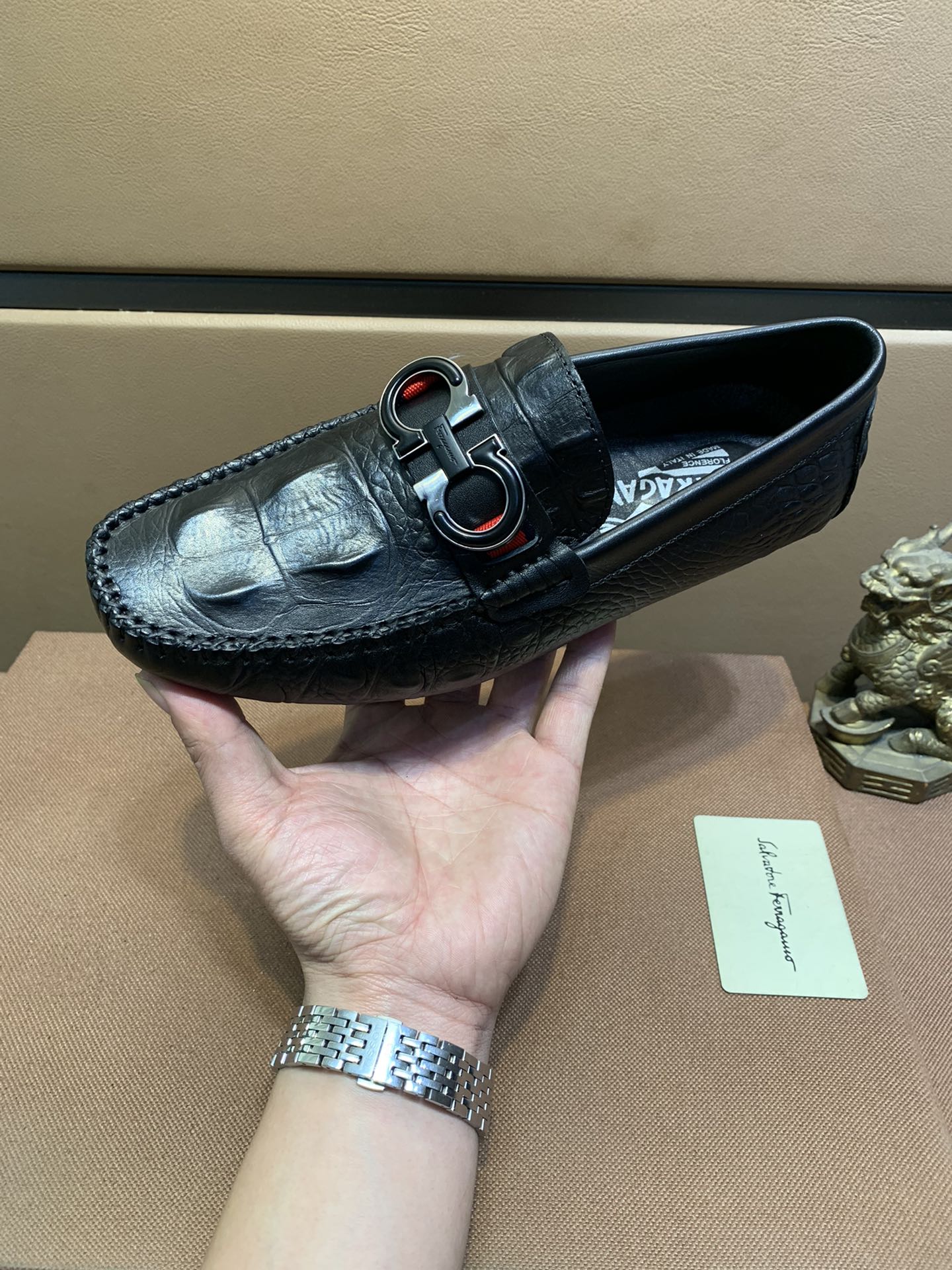 I0 菲拉格慕专柜豆豆鞋，鞋面采用优质牛皮，时尚潮流，意大利🇮🇹进口头层奢华猪皮内里，原版金属扣件，原版全橡胶防滑耐磨大底上脚超赞百搭系列真材实料，实物比图片好看，