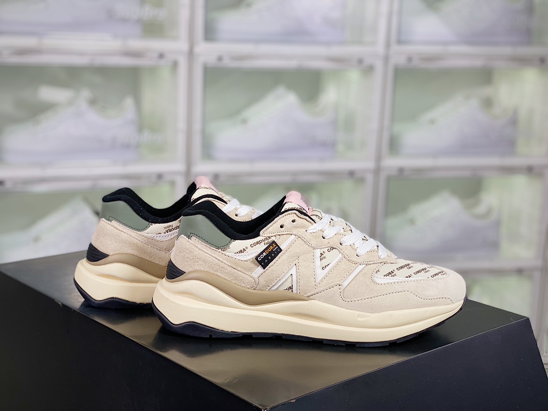 G5 男女鞋真标半码制原楦原纸版开发版型采用猪巴革料拼接透气网织布鞋面材质中底高弹EVA发泡材质外置橡胶大齿防滑橡胶外底尽显90年代复古风格推出全新配色,NB新百伦New Balance M5740系列复古老爹风休闲运动慢跑鞋“浅灰卡其”M5740LT1