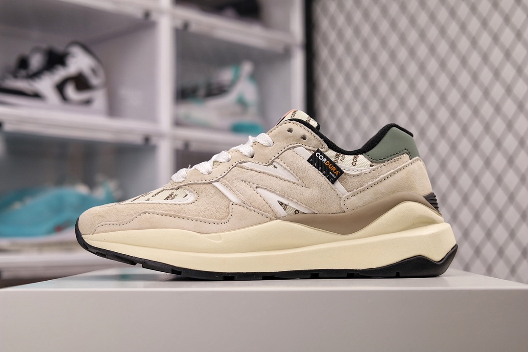 G5 New Balance NB5740系列复古休闲慢跑鞋 M5740CD1以1988年首度面世的经典574作为设计蓝本，保留574简约易衬的 G5 s鞋型轮廓，同时再加以向90年代特立独行的抢眼美学致敬。凭借多种严选的优质素材重塑出让人耳目一新又充满层次感的革新中低结构。另一方面，为呼应90年代的巨大化潮流，鞋侧也点题采用了相应的巨大化N字Logo，并且加上反光细节点缀，再结合同样启发自574并经过改良的抓地鞋底，可谓集结两大年代的注目设计元素。