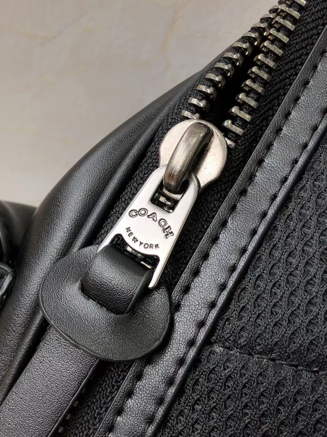 Coach 36080 男士双肩包 全皮 内置拉链/手机/多功能袋 内置安全扣口袋 可存放一台38cm笔记本电脑