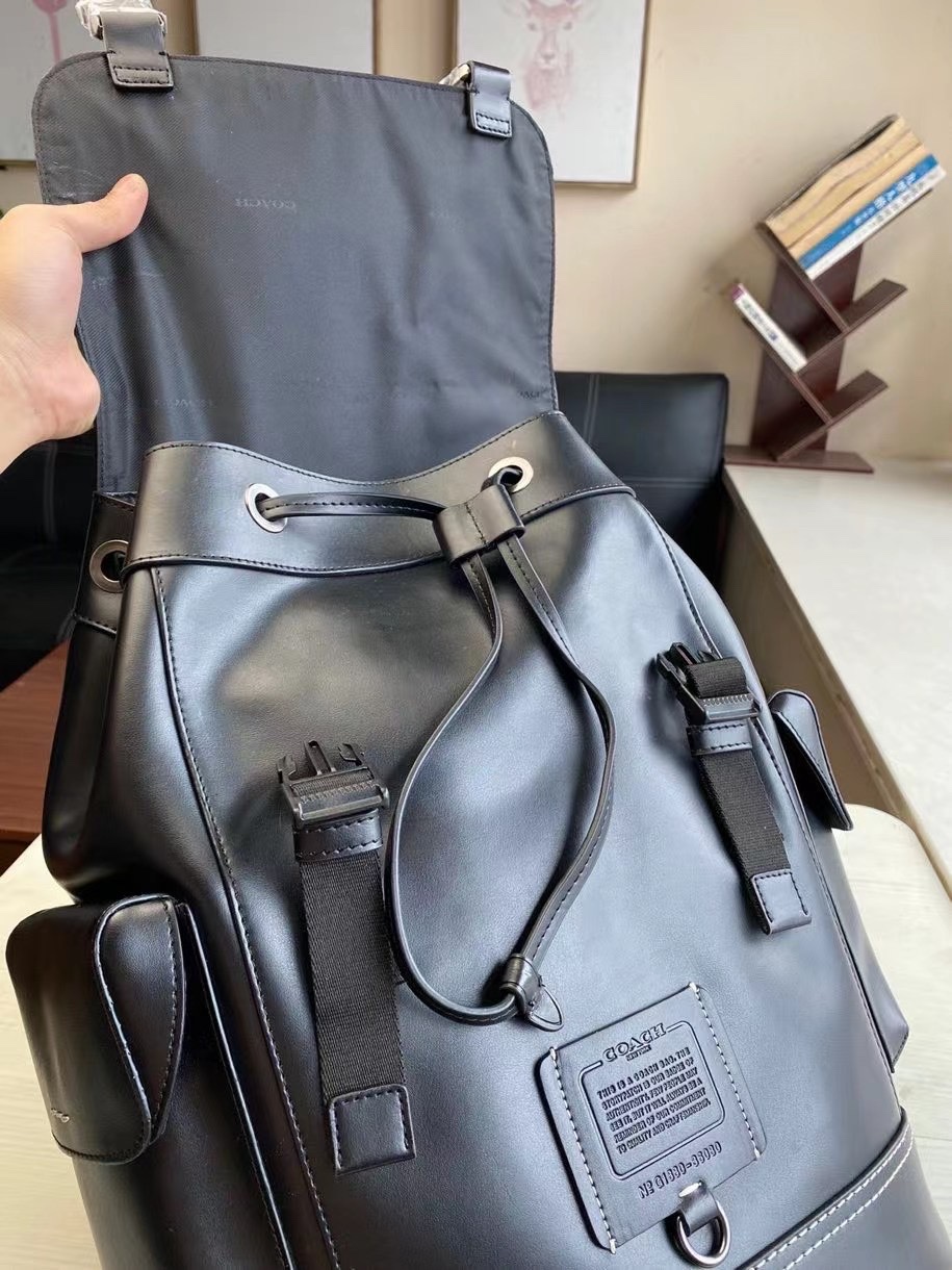 Coach 36080 男士双肩包 全皮 内置拉链/手机/多功能袋 内置安全扣口袋 可存放一台38cm笔记本电脑