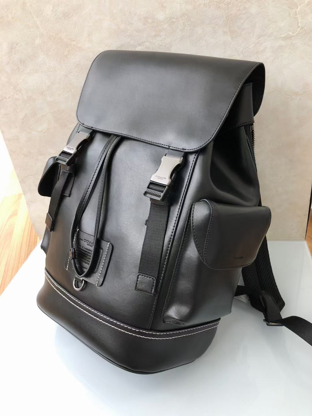 Coach 36080 男士双肩包 全皮 内置拉链/手机/多功能袋 内置安全扣口袋 可存放一台38cm笔记本电脑
