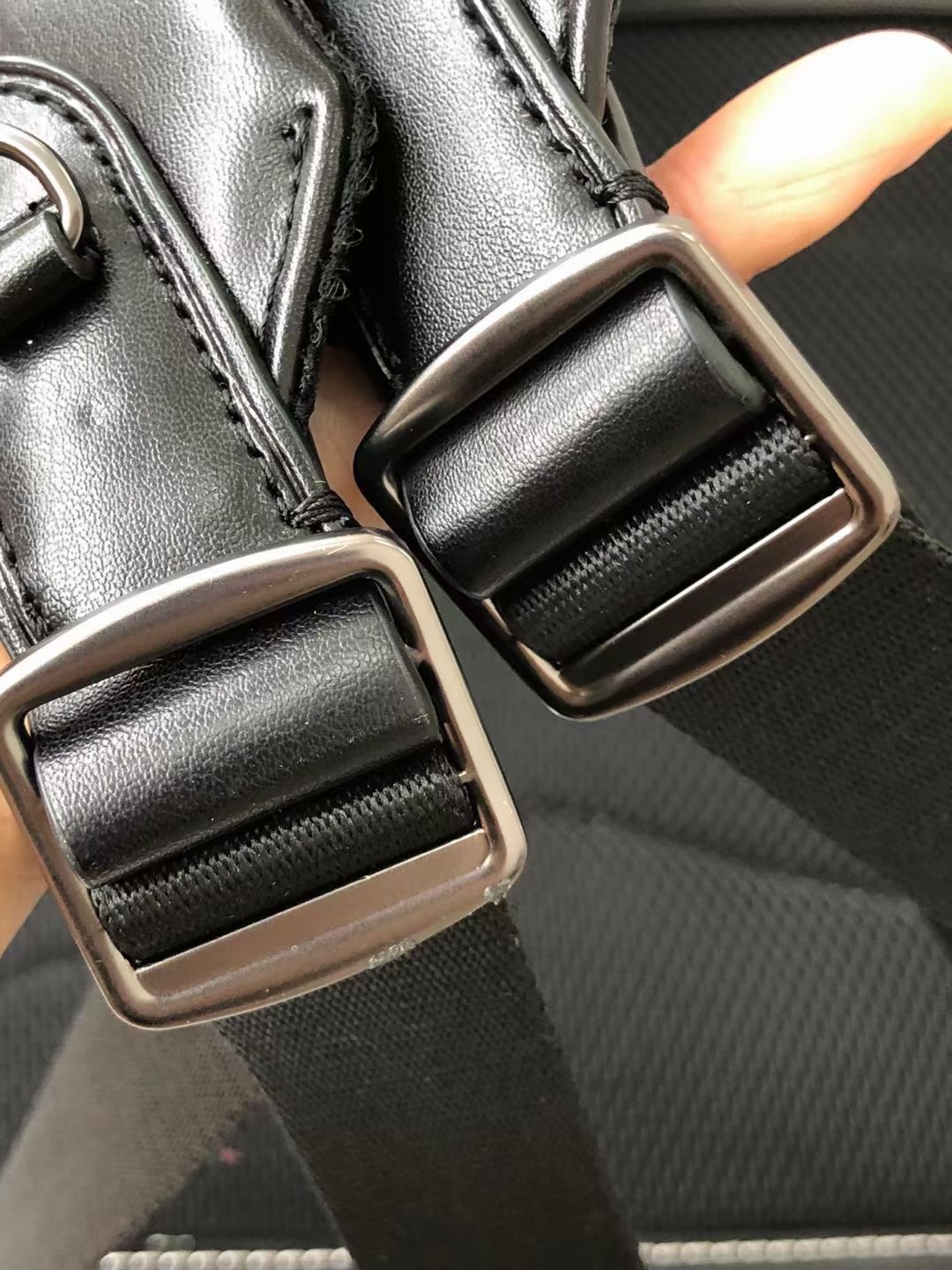 Coach 36080 男士双肩包 全皮 内置拉链/手机/多功能袋 内置安全扣口袋 可存放一台38cm笔记本电脑