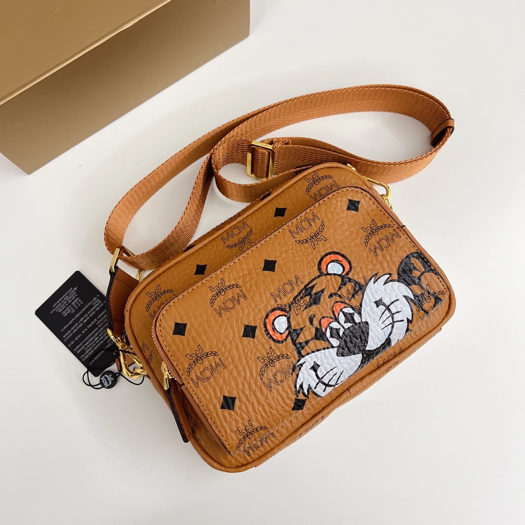 J0  MCM2022虎年新春限定款相机包小老虎新年限定.