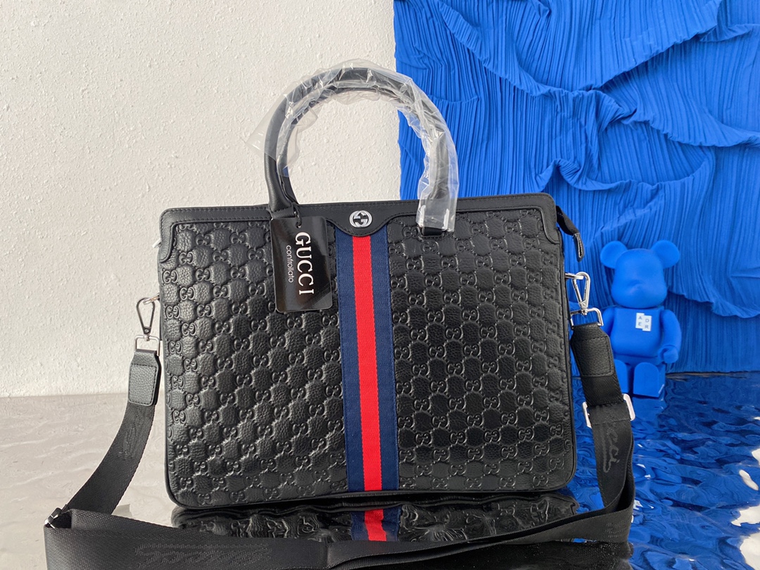 L0  Gucci 古奇   GG压花牛皮公文包 男士手提包 电脑包 采用精湛镶嵌细工，实物拍摄 原厂原版面料 配送小票 防尘布袋 28 x 39 cm。