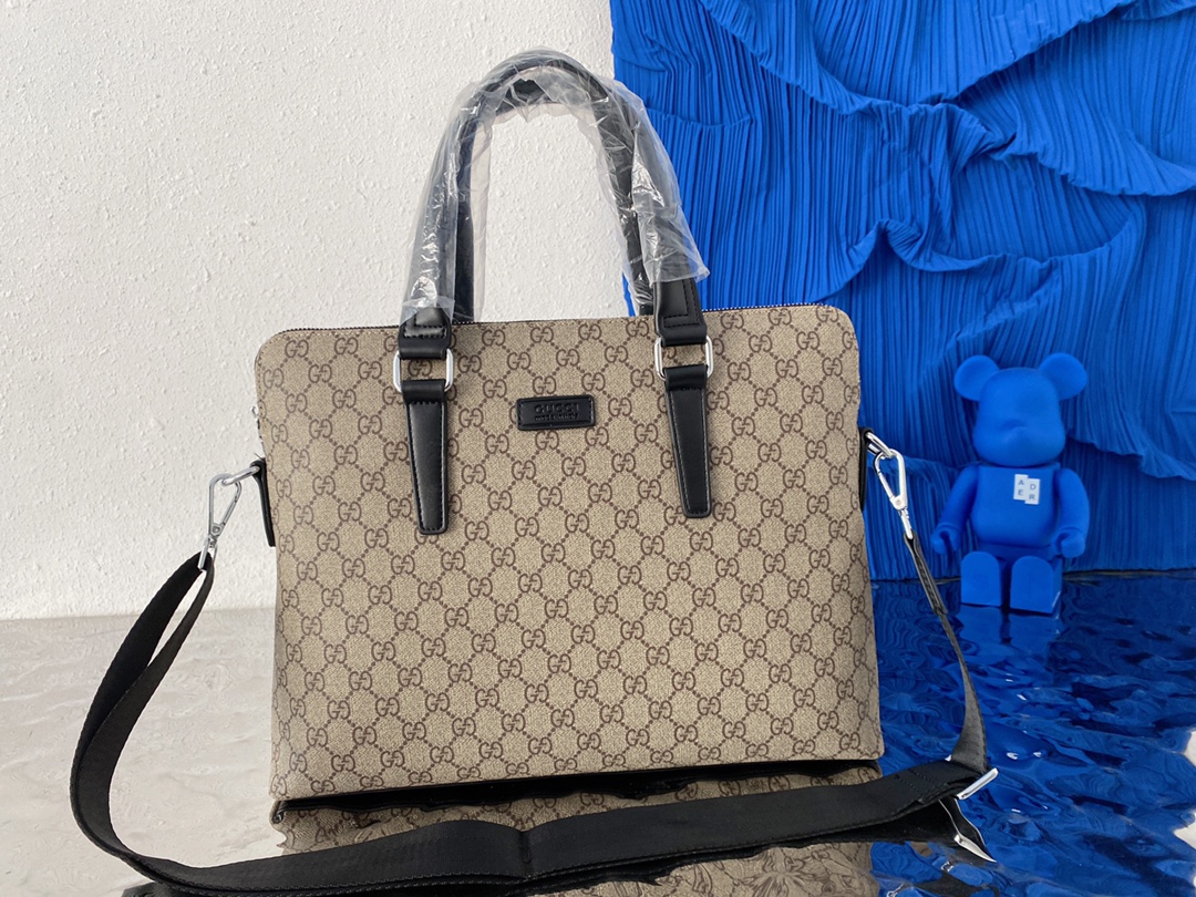 K0  Gucci 古奇   GG印花公文包 男士手提包 电脑包 采用精湛镶嵌细工，实物拍摄 原厂原版面料 配送小票 防尘布袋 29 x 38 cm。”},”title”:” Gucci 古奇   GG印花公文包 男士手提包 电脑包 采用精湛镶嵌细工，实物拍摄 原厂原版面料 配送小票 防尘布袋 29 x 38 cm。