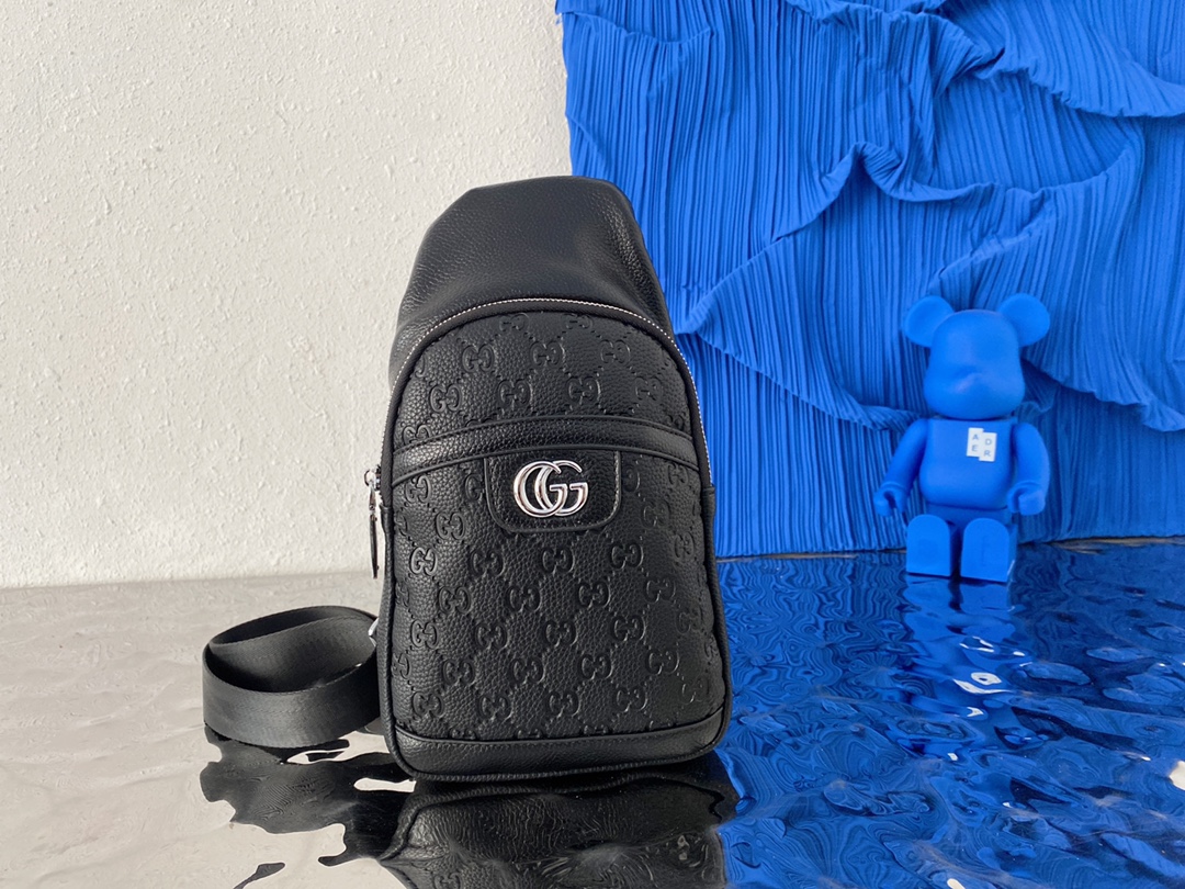 I5  Gucci 古奇   压花单肩包胸包 男士休闲斜挎包 采用精湛镶嵌细工，经典百搭 实物拍摄 原厂原版面料 配送小票防尘袋 16 x 28 cm。