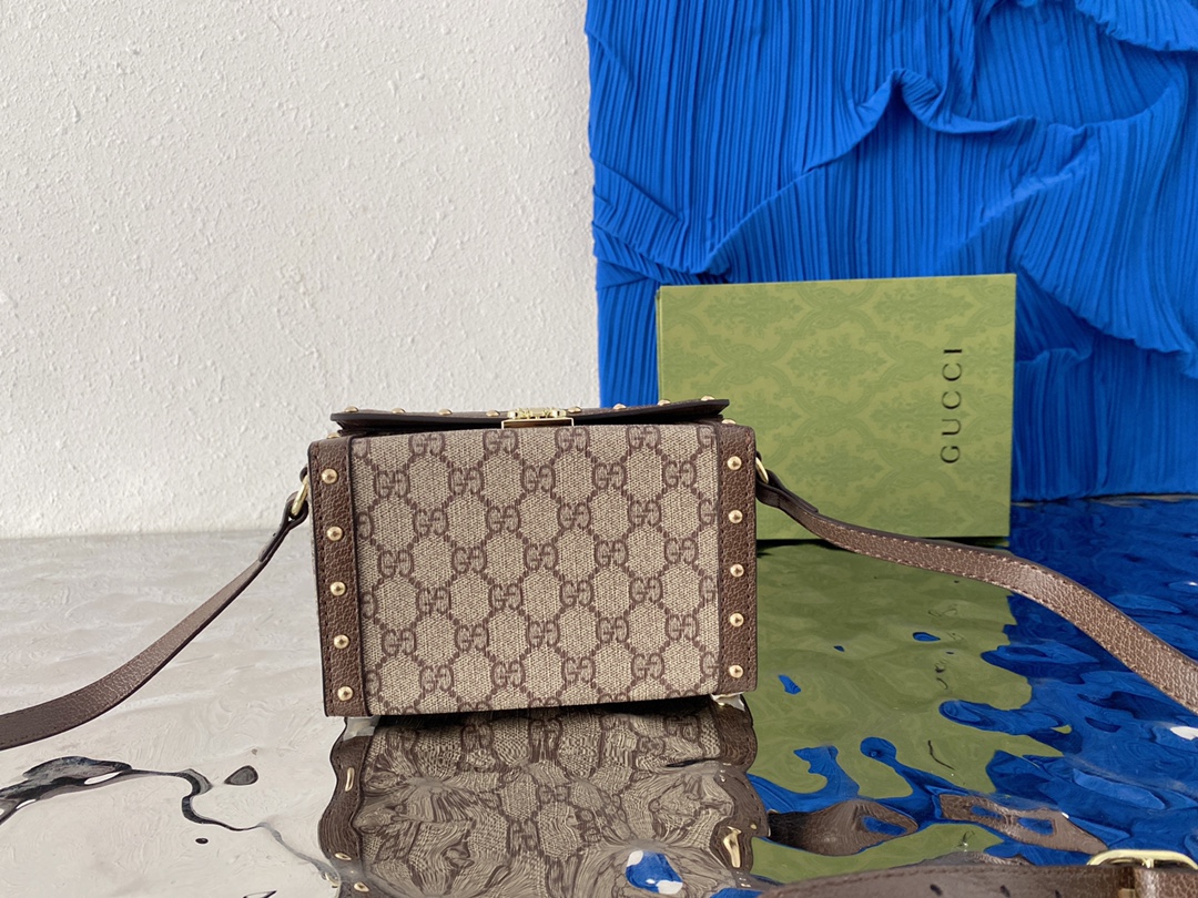 J0  Gucci 古奇   GG Su铆钉方形盒子包 手机包 男女通用斜挎包 采用精湛镶嵌细工，实物拍摄 原厂原版面料 678460 配送小票 防尘布袋折叠礼盒 18 x 12 cm。