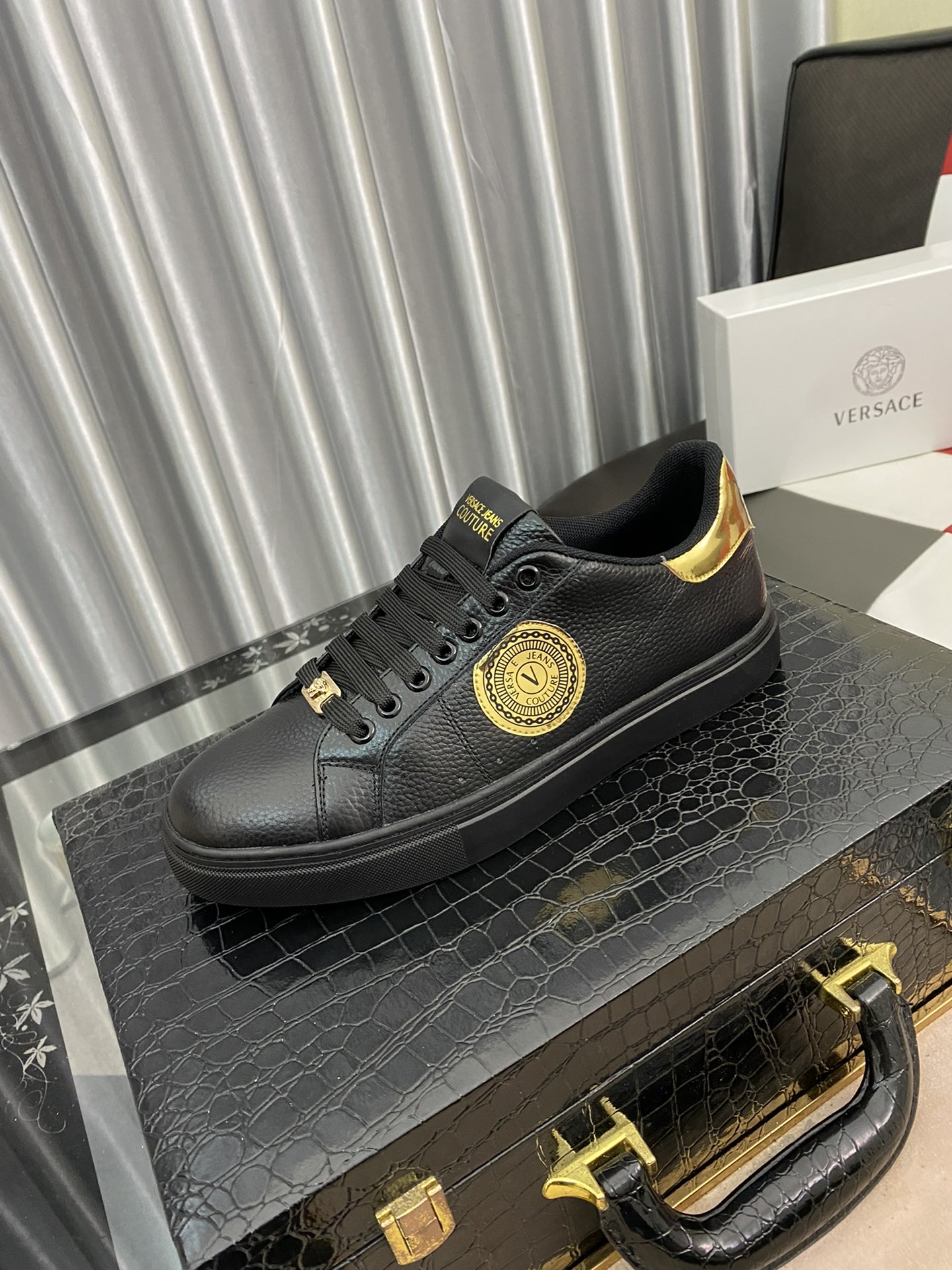 I5   范思哲原单高品质精品👉👉男士休闲之履运动鞋，💕鞋面采用进口牛皮配布，🔊舒适羊皮内里，☑️ 轻盈漫步都市，感受无拘舒适。码38-442⃣️色可选