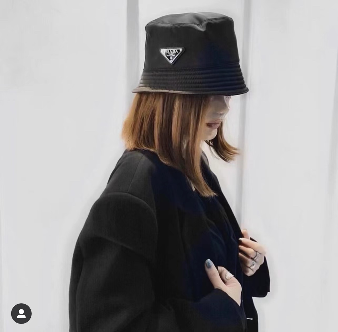 Черная шляпа-ведро с треугольным логотипом Prada