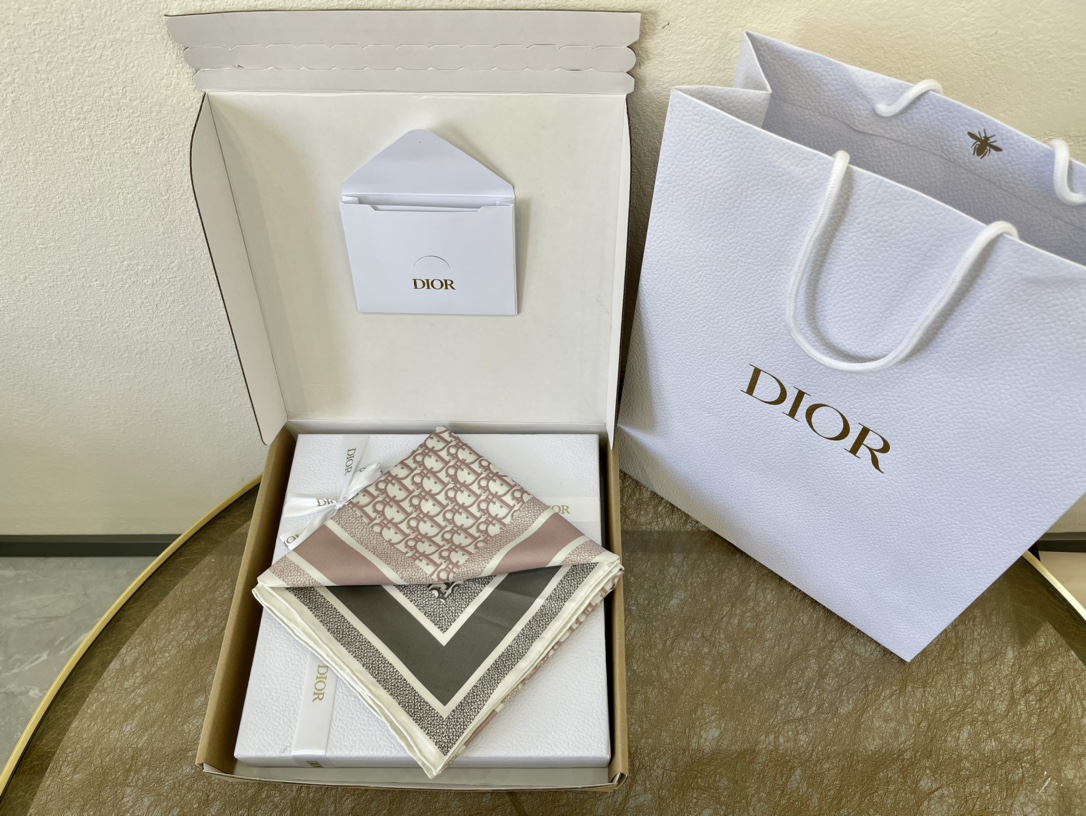 Dior迪奥D•字母双面拼色灰蔷薇粉方巾