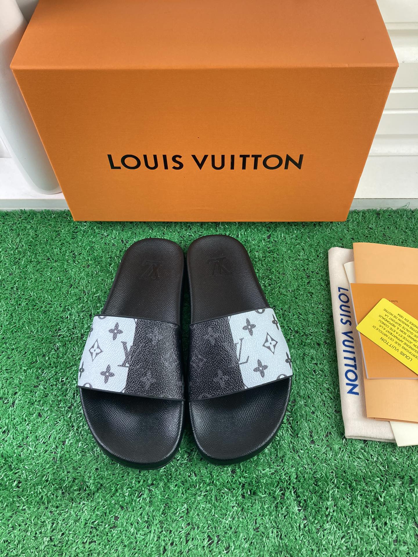 NO:244226,【Spot】【, high-quality】【LOUIS VUITON】 Louis Vuitton couple slippers, original 1.1 custom made, classic counter. Shoes with a logo, and the outsole counter comes with logo, and any details are not missed. This slipper counter is very popular. The materials are made according to the counter. Multiple colors are available, so you can customize it in the picture. Size: Women's model 35/36/37/38/39/40/41/42 Men's model 38/39/40/41/42/43/44/45/46, slippers, louis vuitton, louis vuitton, slippers19860909【现货】【,可做高品质的】【LOUIS VUITON】路易威登情侣拖鞋,原版1.1订做,专柜经典款. 鞋身高温附带logo,大底专柜附带logo ,任何细节都不错过 这款拖鞋专柜特别热卖 材质都按照专柜同步制作. 颜色多色可选,来图定制 size:女款35/36/37/38/39/40/41/42 男款38/39/40/41/42/43/44/45/46,拖鞋,louis vuitton,louis vuitton,slippers,Women's Shoes