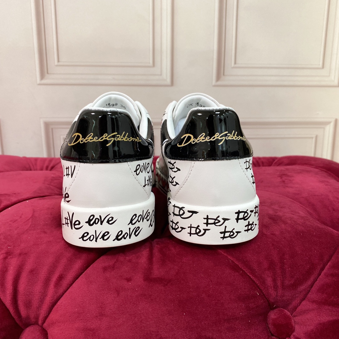 P240杜嘉班纳 高端版本 高质量 品牌大底DOLCE & GABBANA 2022新款 顶级版本 高端质量 磁铁盒包装 独家精工定制上市 品牌字母工艺点缀绝美奢华闪耀 精湛的做工 众多人至爱采用高端进口丝绸牛皮+手绘 白丝绸羊里 完美诠释鞋履最新灵感 经典与时尚融为一体奢华迷梦驾凌时尚高端品质 码数 女35-41（41订做不退换）可订做男款38-45 （男款不退换 普通盒）标准码数