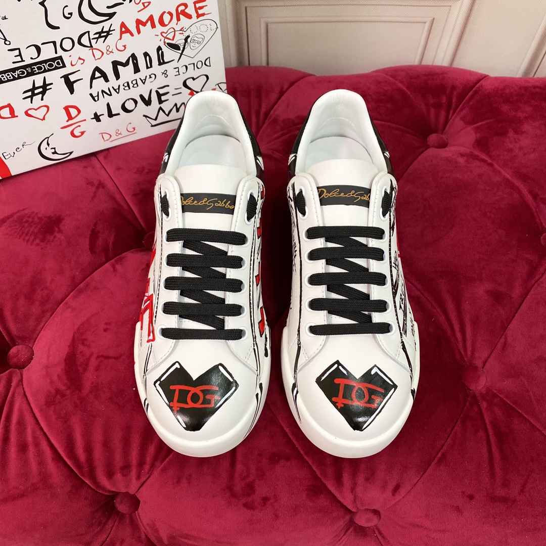 P240杜嘉班纳 高端版本 高质量 品牌大底DOLCE & GABBANA 2022新款 顶级版本 高端质量 磁铁盒包装 独家精工定制上市 品牌字母工艺点缀绝美奢华闪耀 精湛的做工 众多人至爱采用高端进口丝绸牛皮+手绘 白丝绸羊里 完美诠释鞋履最新灵感 经典与时尚融为一体奢华迷梦驾凌时尚高端品质 码数 女35-41（41订做不退换）可订做男款38-45 （男款不退换 普通盒）标准码数
