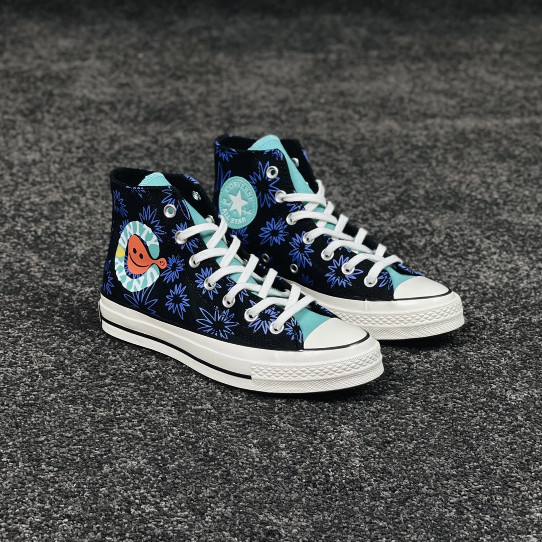 G0 2022春季Converse Chuck 1970s 地球涂鸦撞色款鞋面有机棉帆布材质，透气好，穿着舒适；鞋身饰有盛开的花朵，可可爱爱，富有积极向上的生命力；鞋舌和脚踝经典Chunk Taylor Logo采用撞色设计，颜色相呼应，增添动感。